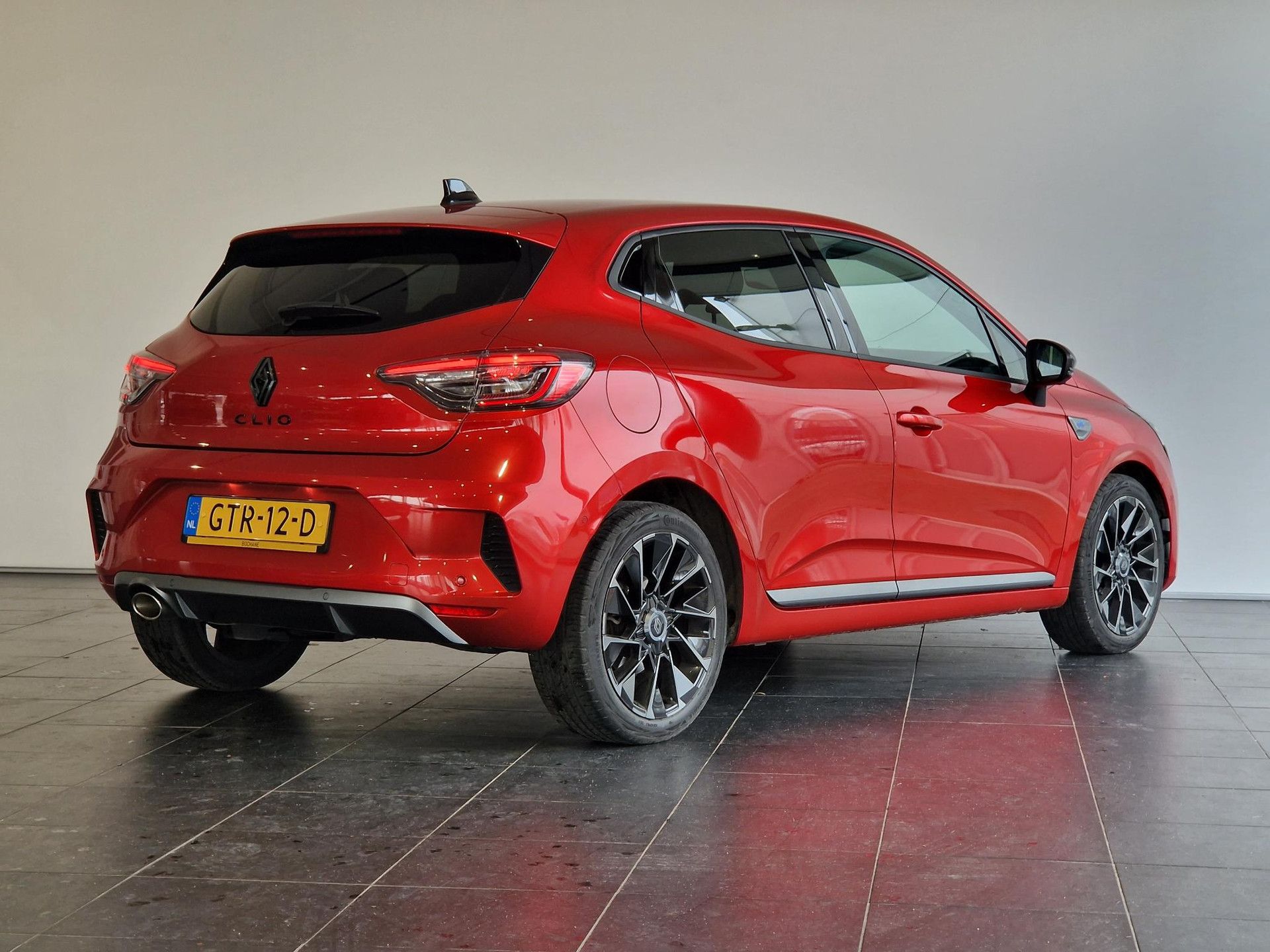 Renault Clio met kenteken GTR-12-D – achteraanzicht