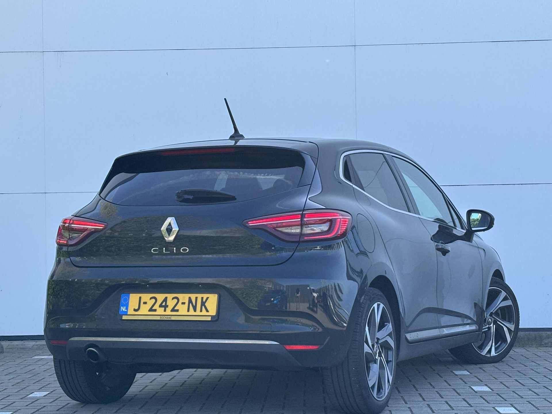 Renault Clio met kenteken J-242-NK – achteraanzicht