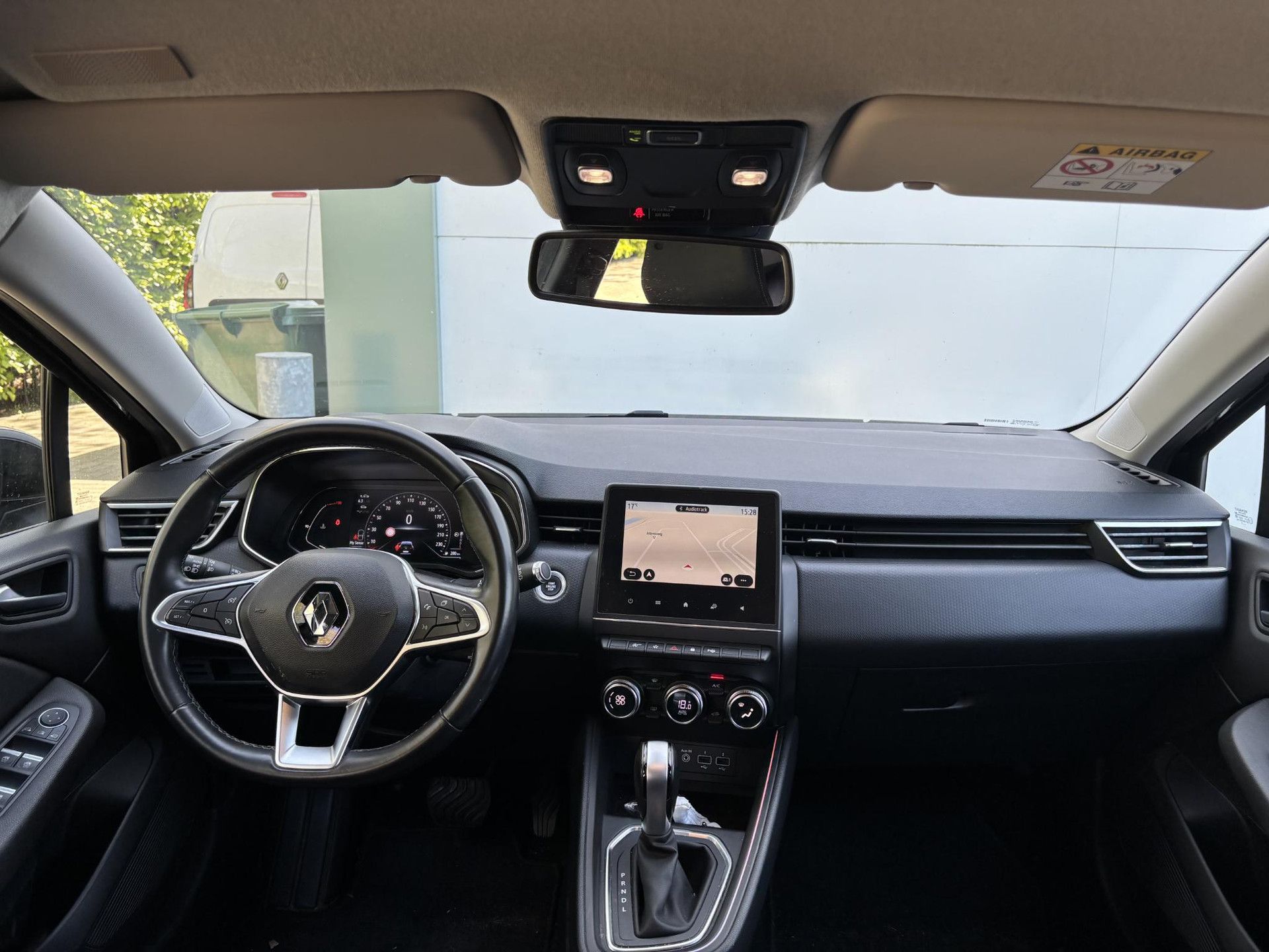 Renault Clio met kenteken J-242-NK – interieur