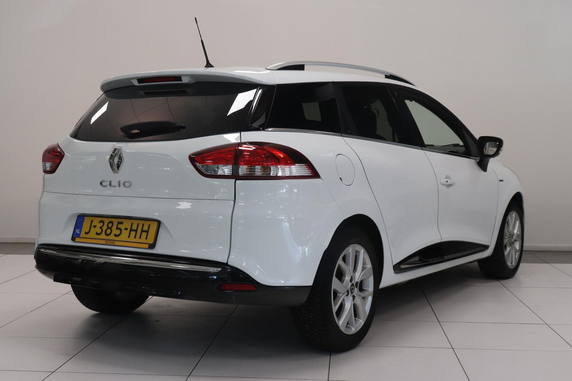 Renault Clio met kenteken J-385-HH – achteraanzicht