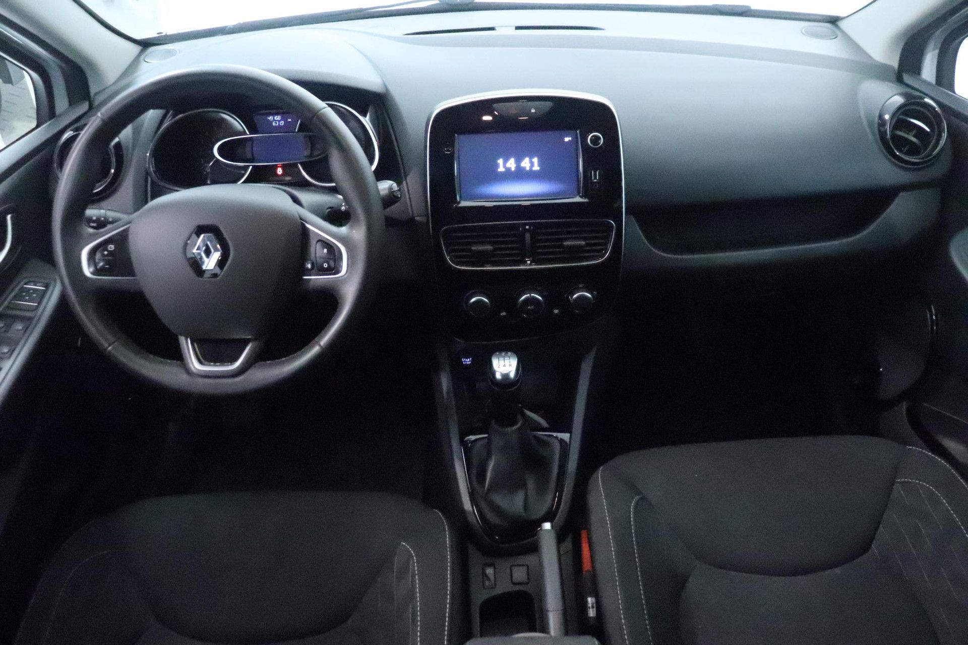 Renault Clio met kenteken J-385-HH – interieur