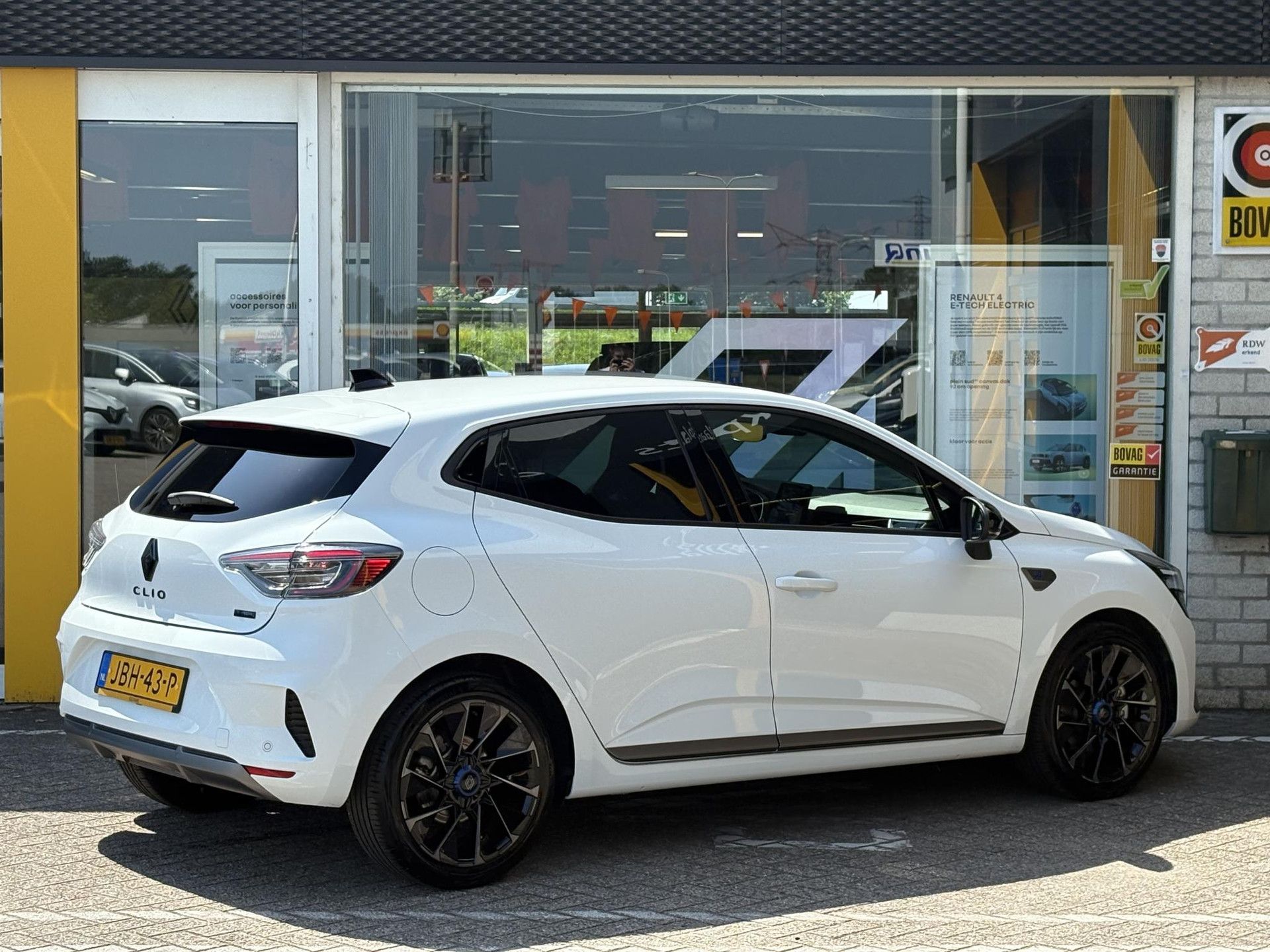 Renault Clio met kenteken JBH-43-P – achteraanzicht