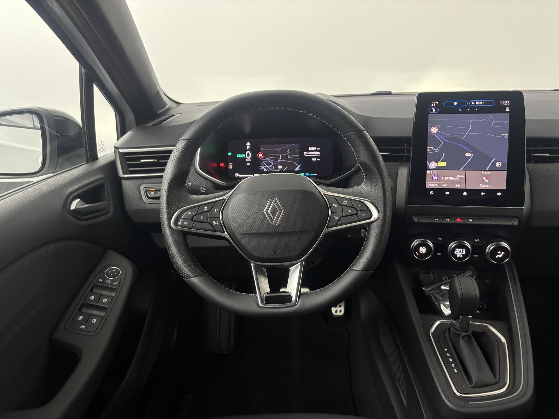 Renault Clio met kenteken JBH-44-P – interieur