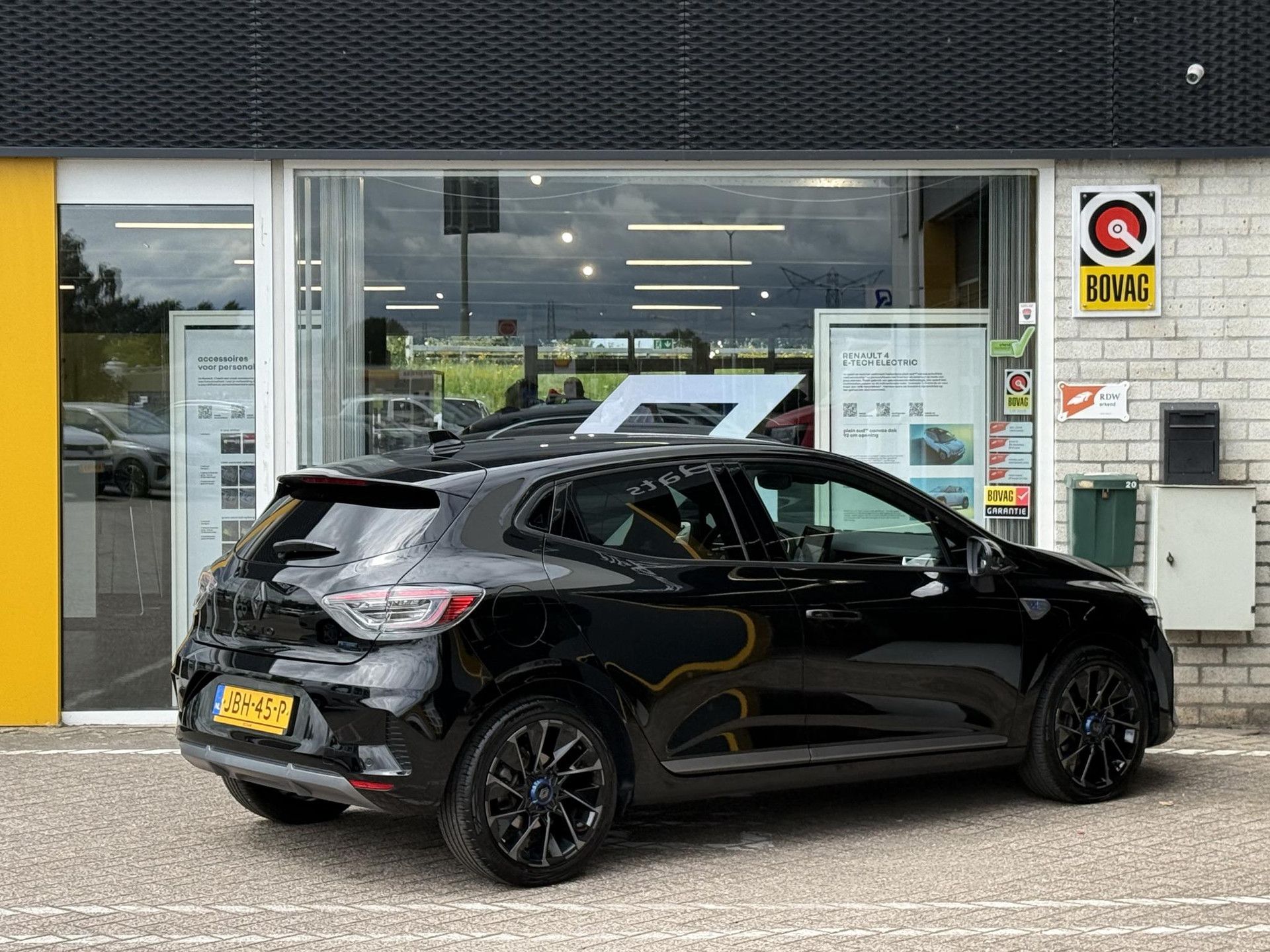 Renault Clio met kenteken JBH-45-P – achteraanzicht