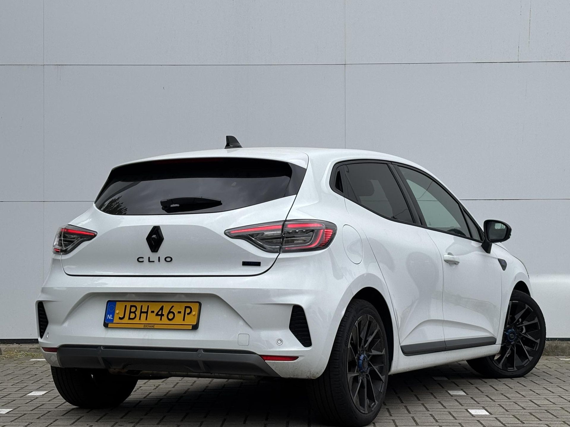 Renault Clio met kenteken JBH-46-P – achteraanzicht
