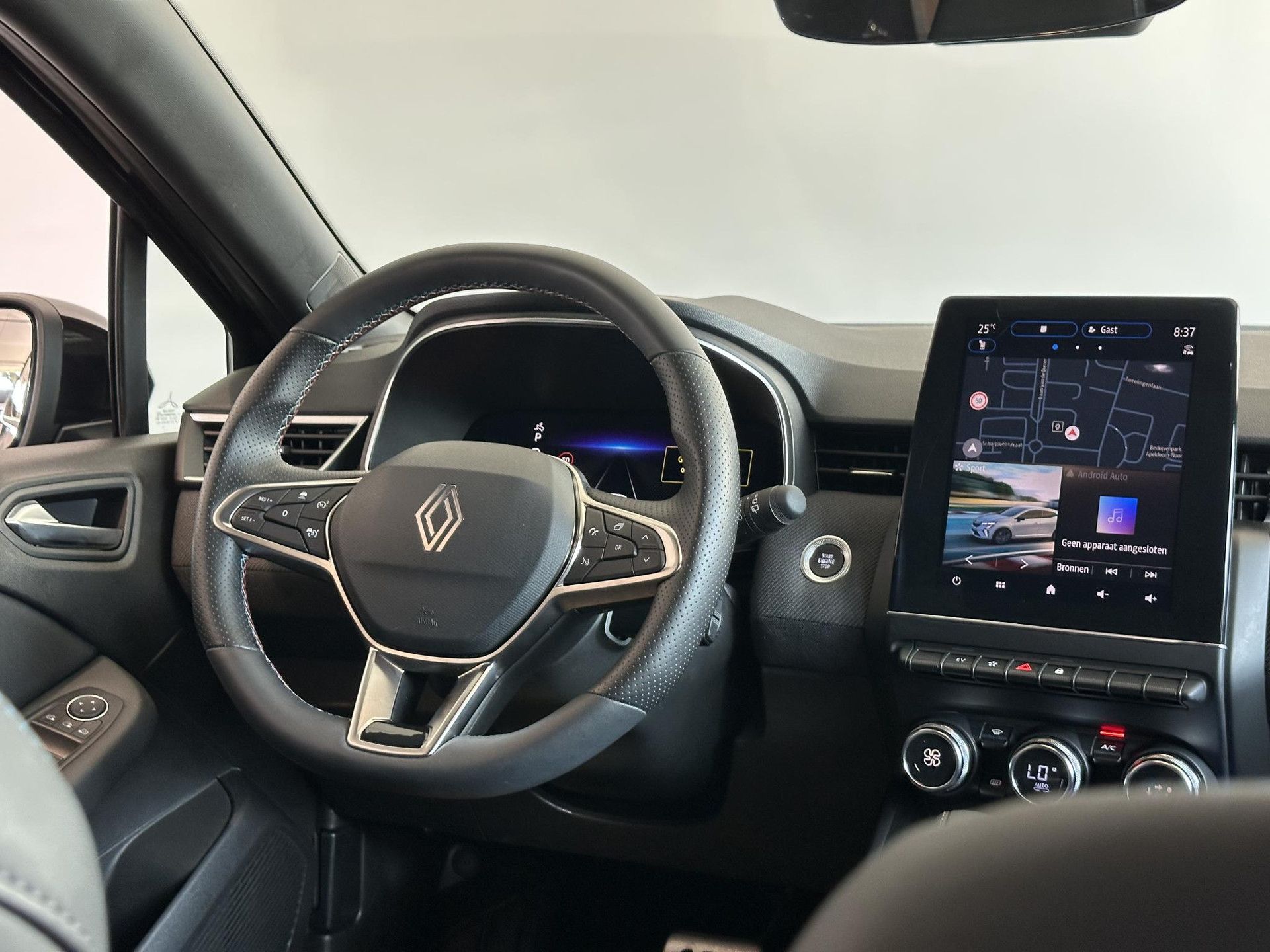 Renault Clio met kenteken JBH-47-P – interieur