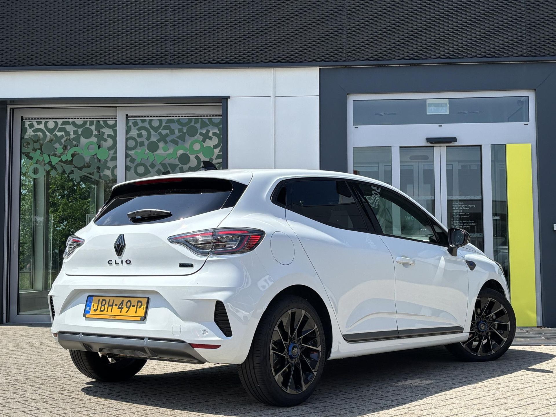 Renault Clio met kenteken JBH-49-P – achteraanzicht
