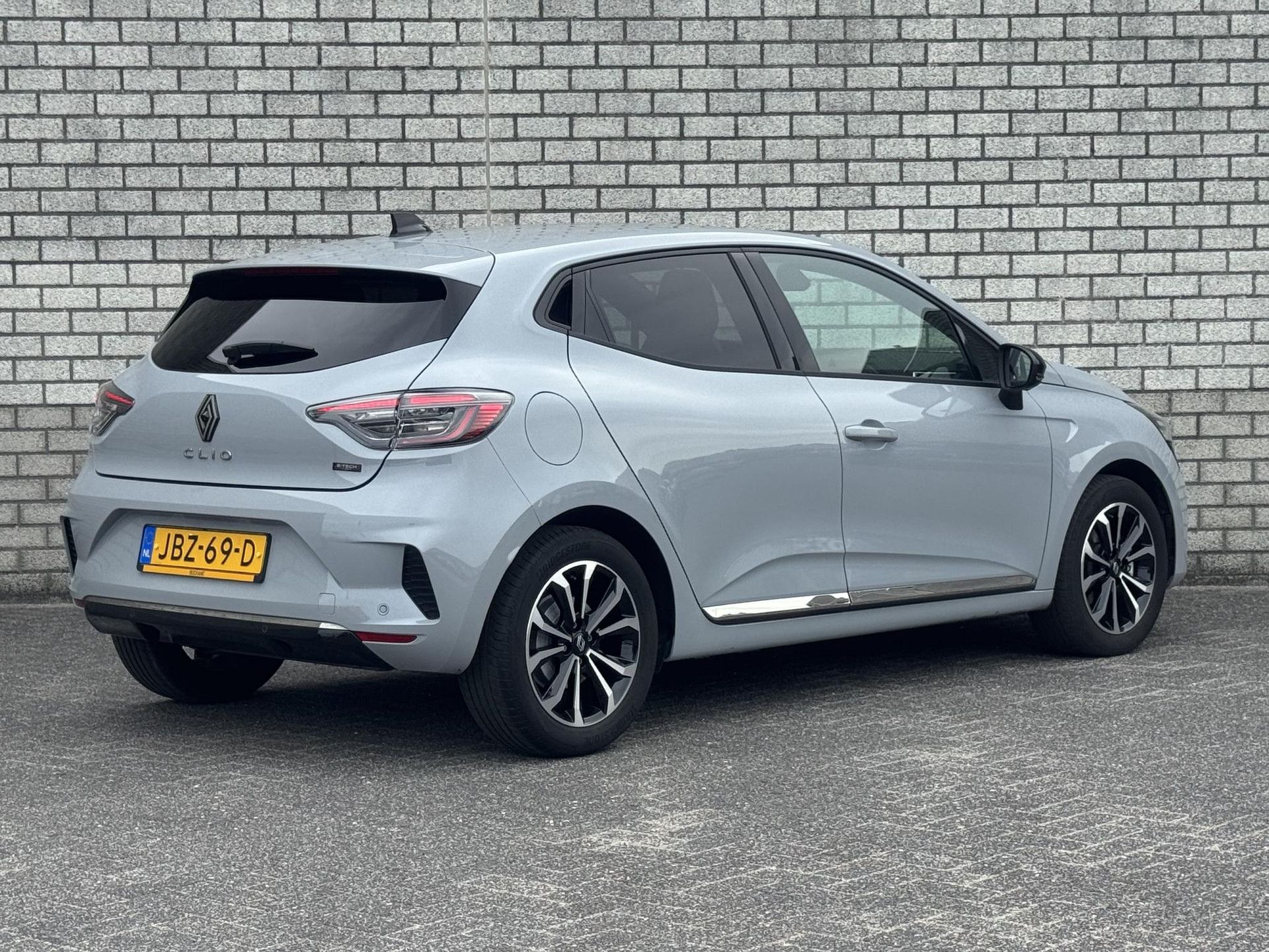 Renault Clio met kenteken JBZ-69-D – achteraanzicht