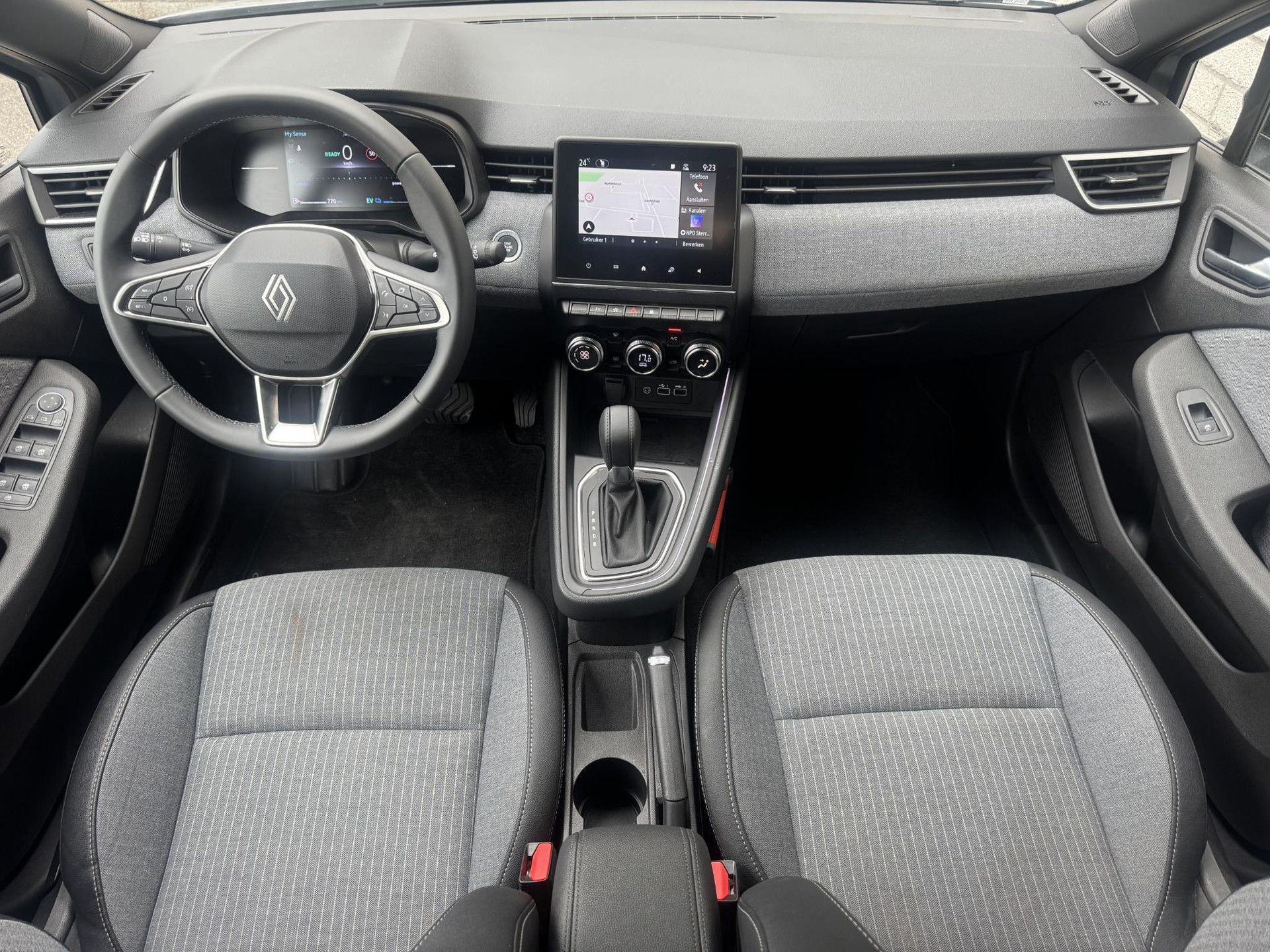 Renault Clio met kenteken JBZ-69-D – interieur