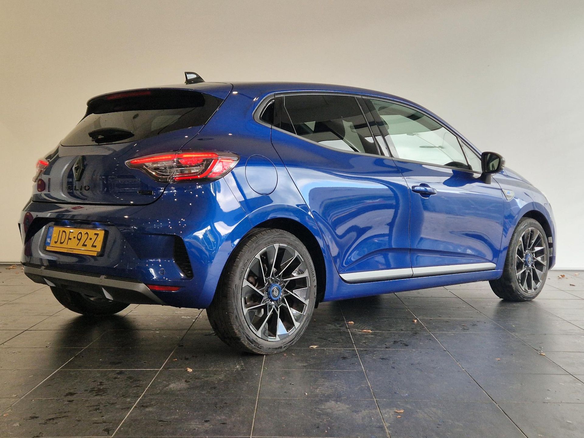 Renault Clio met kenteken JDF-92-Z – achteraanzicht