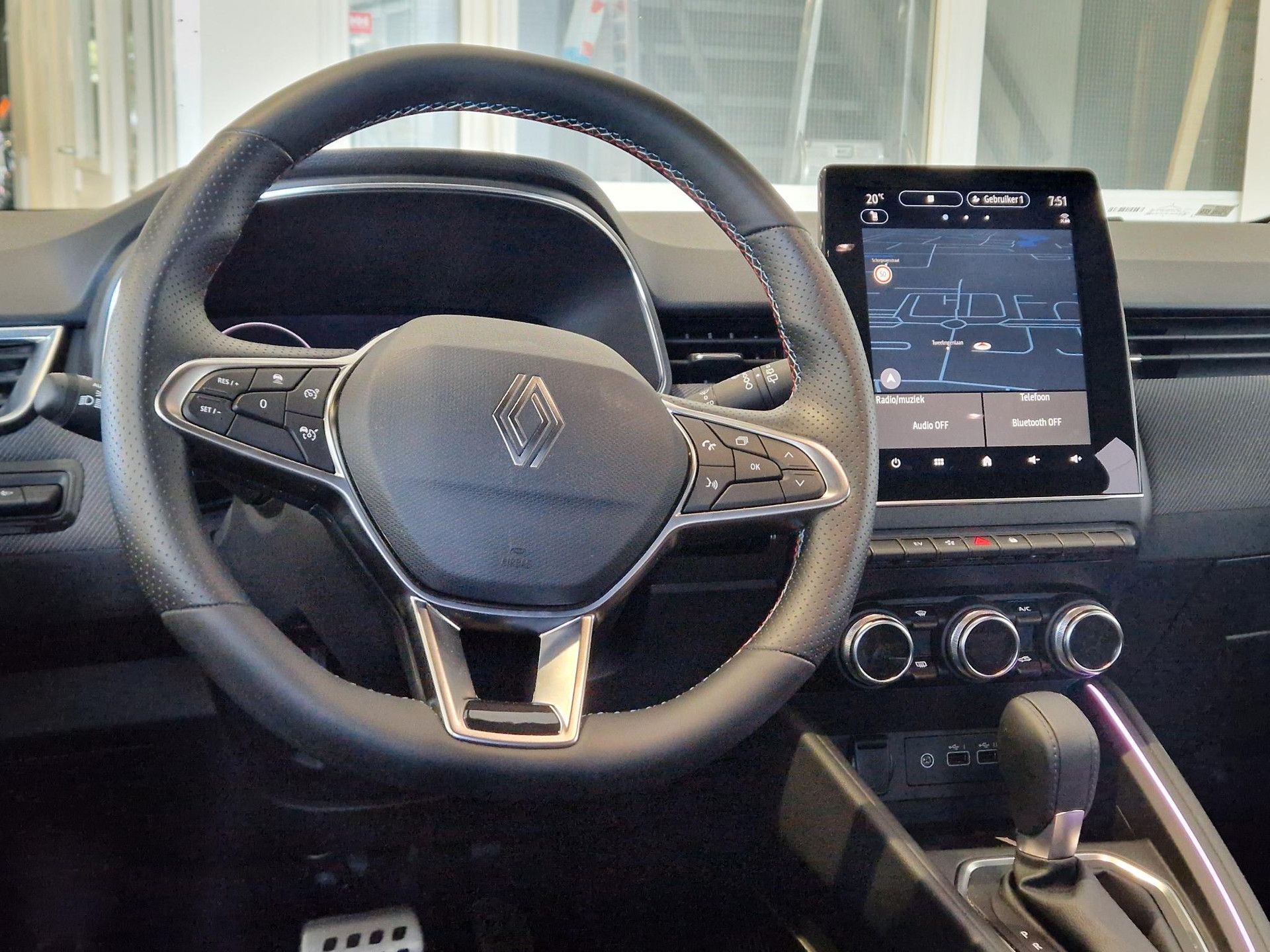 Renault Clio met kenteken JDF-92-Z – interieur