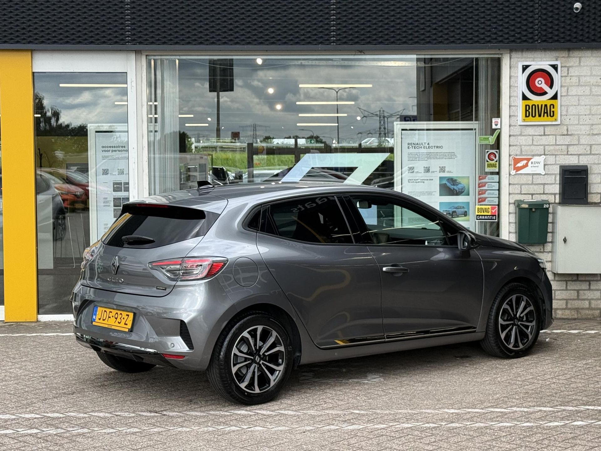 Renault Clio met kenteken JDF-93-Z – achteraanzicht