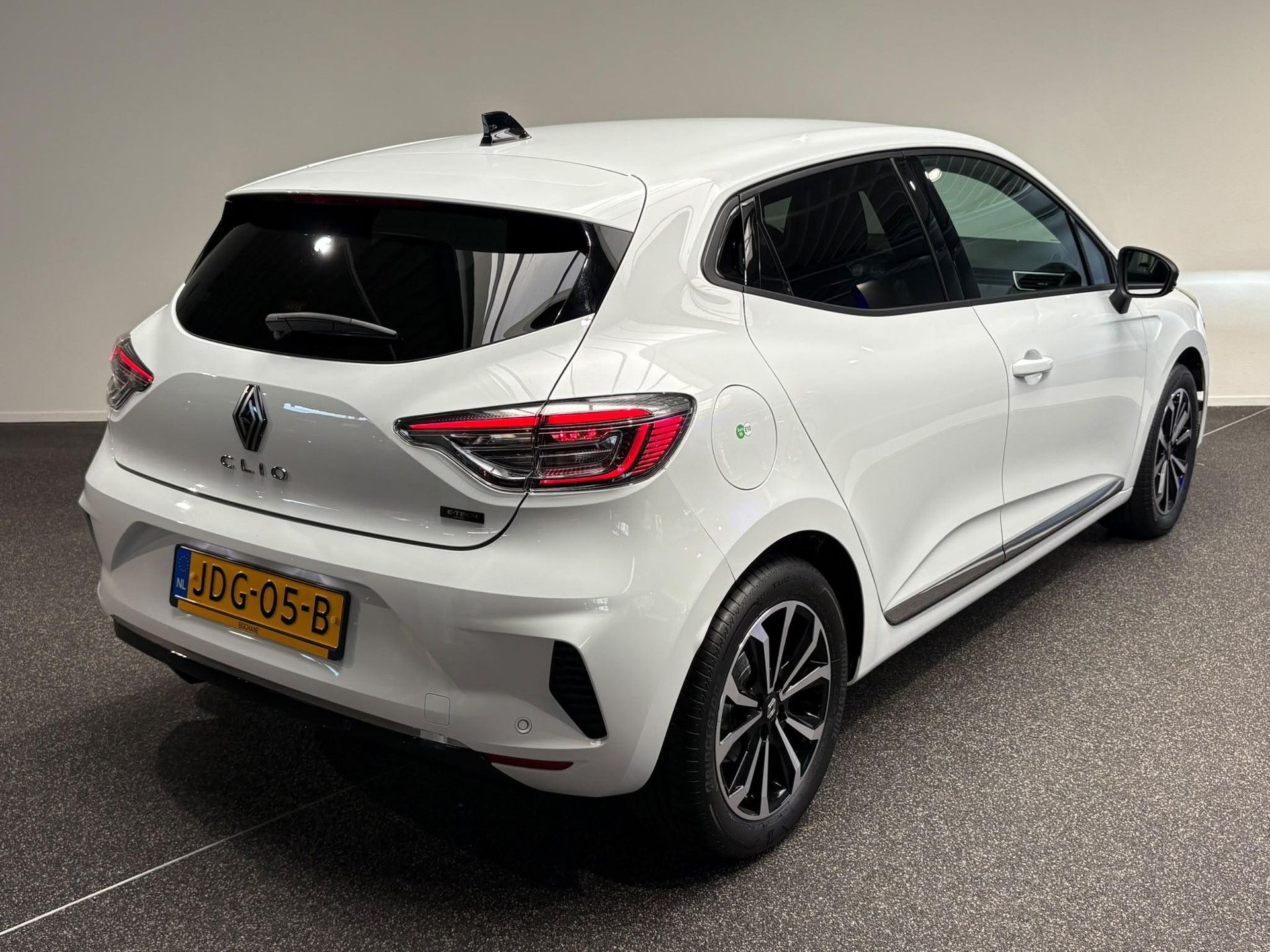 Renault Clio met kenteken JDG-05-B – achteraanzicht
