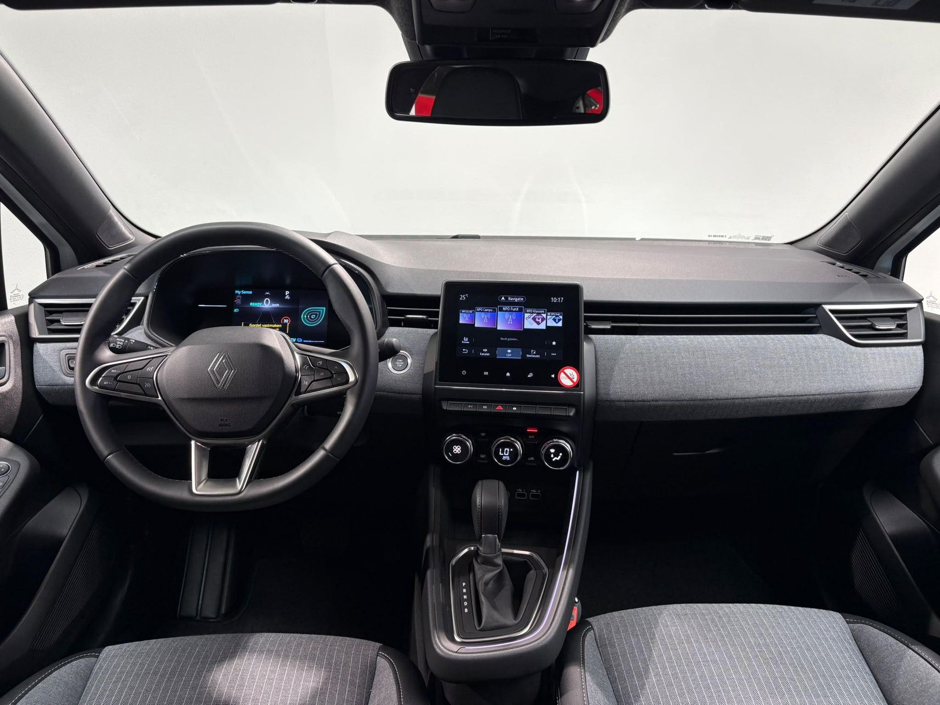 Renault Clio met kenteken JDG-05-B – interieur
