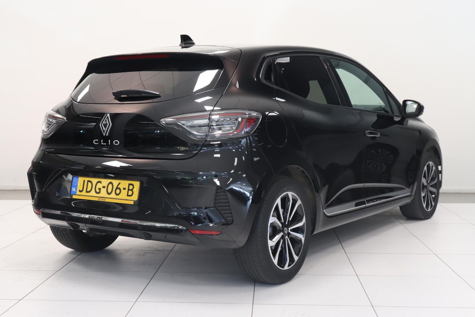 Renault Clio met kenteken JDG-06-B – achteraanzicht