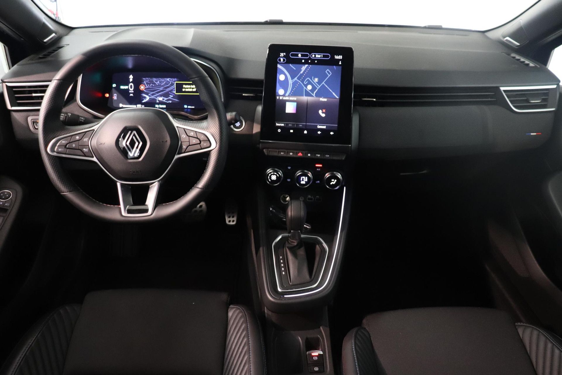 Renault Clio met kenteken JDG-43-B – interieur
