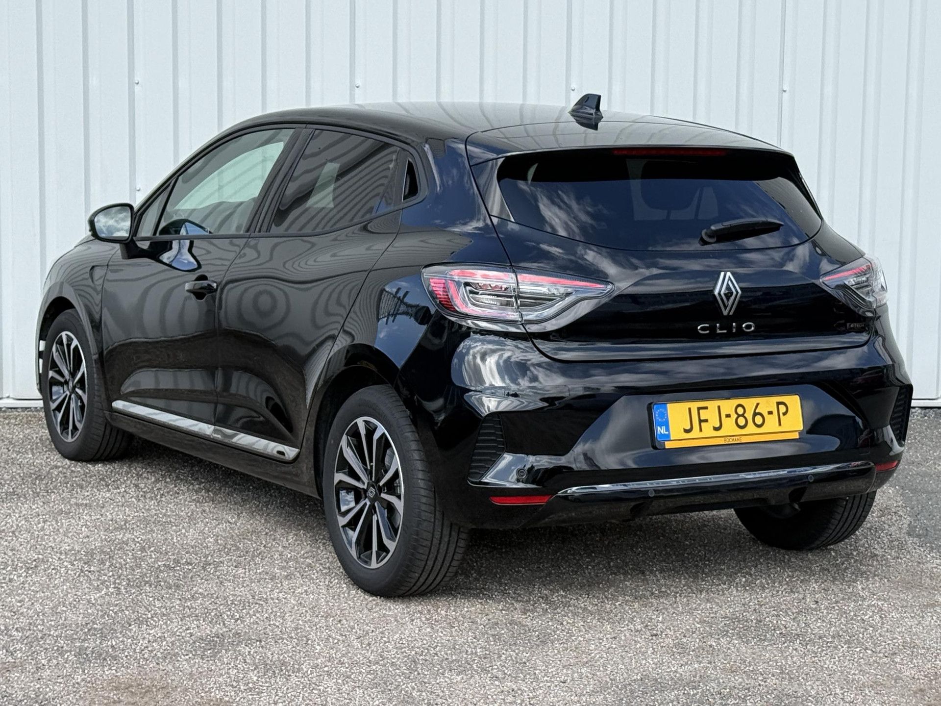 Renault Clio met kenteken JFJ-86-P – dashboard