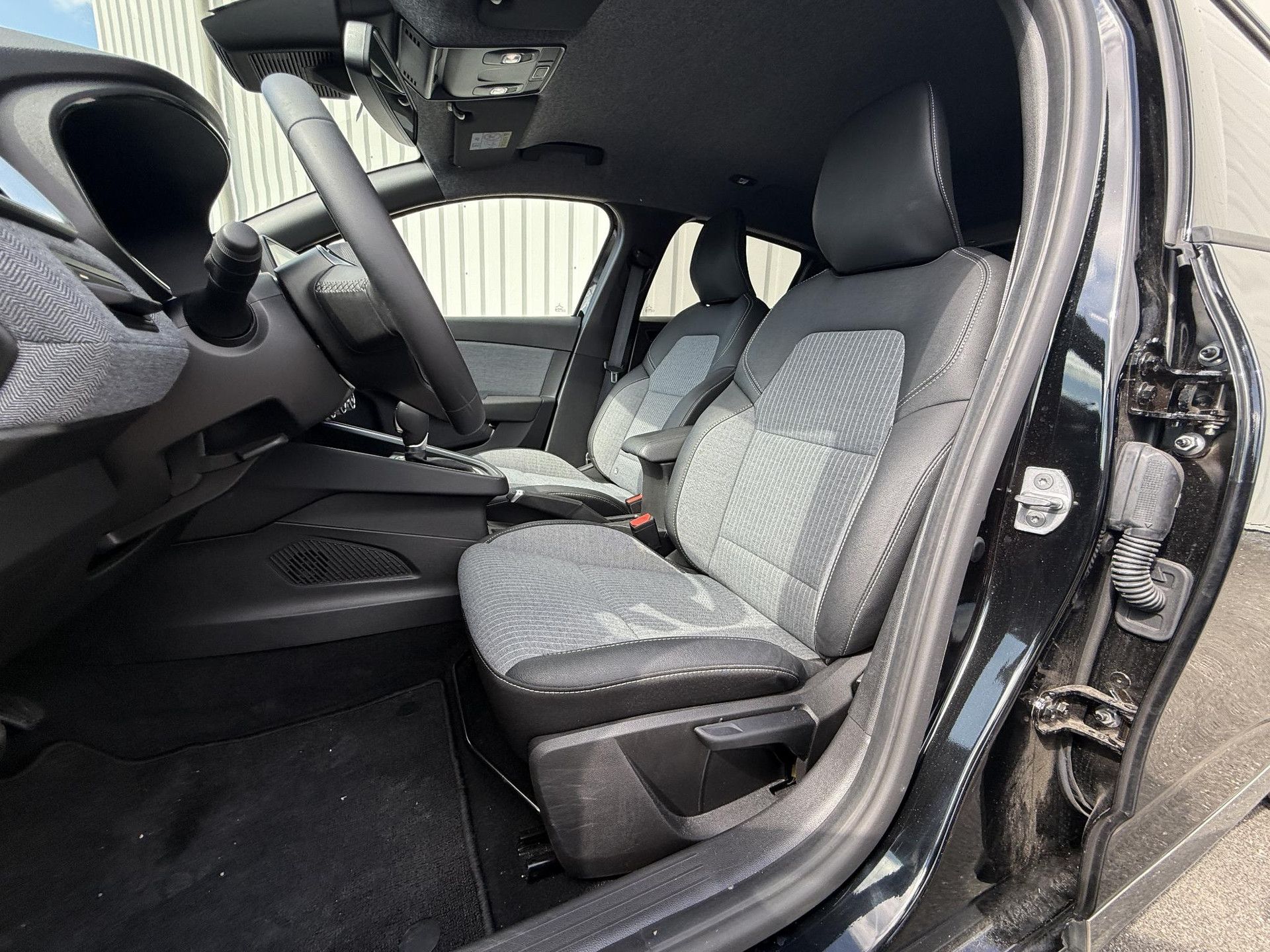 Renault Clio met kenteken JFJ-86-P – detailfoto
