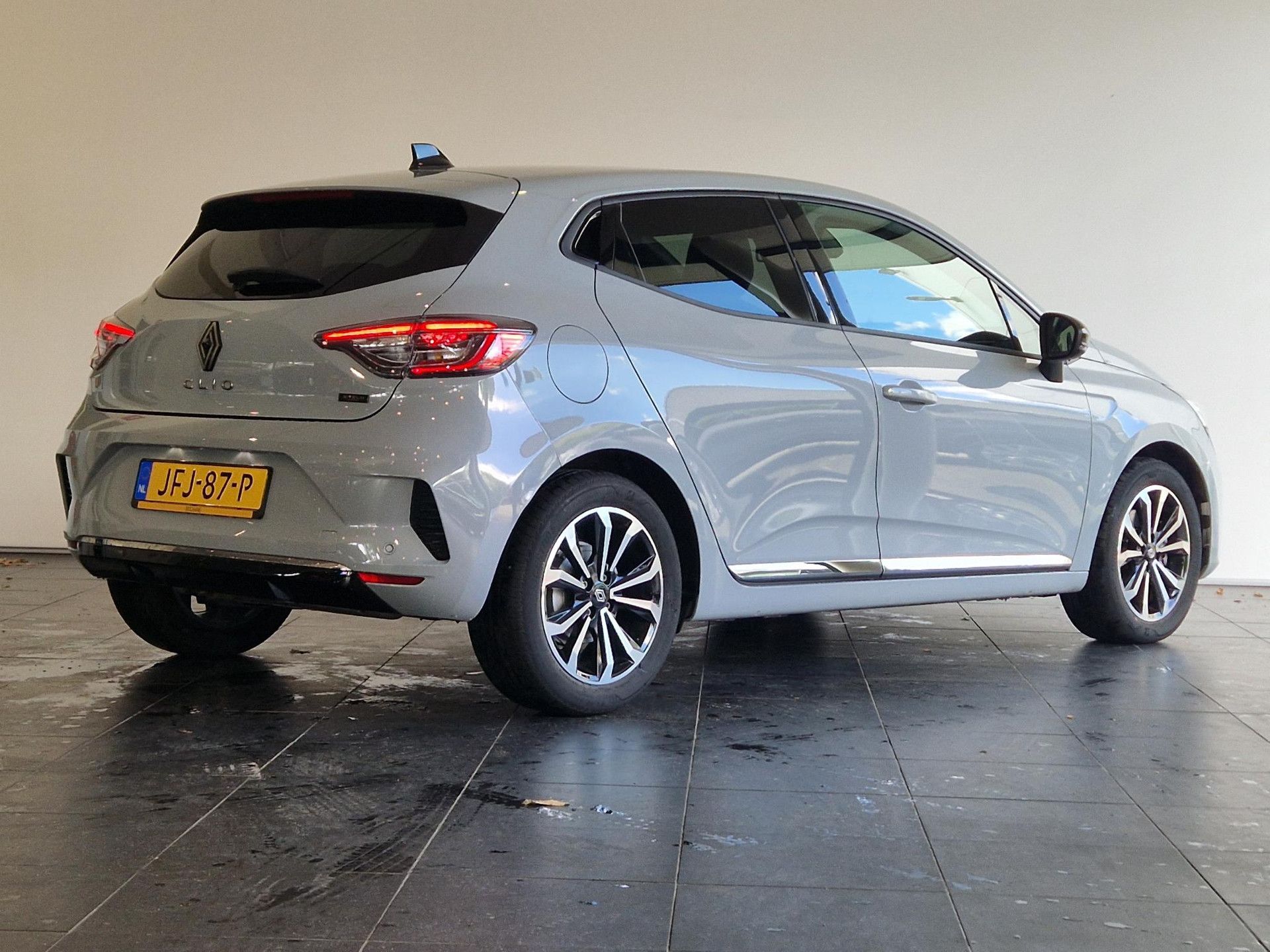 Renault Clio met kenteken JFJ-87-P – achteraanzicht