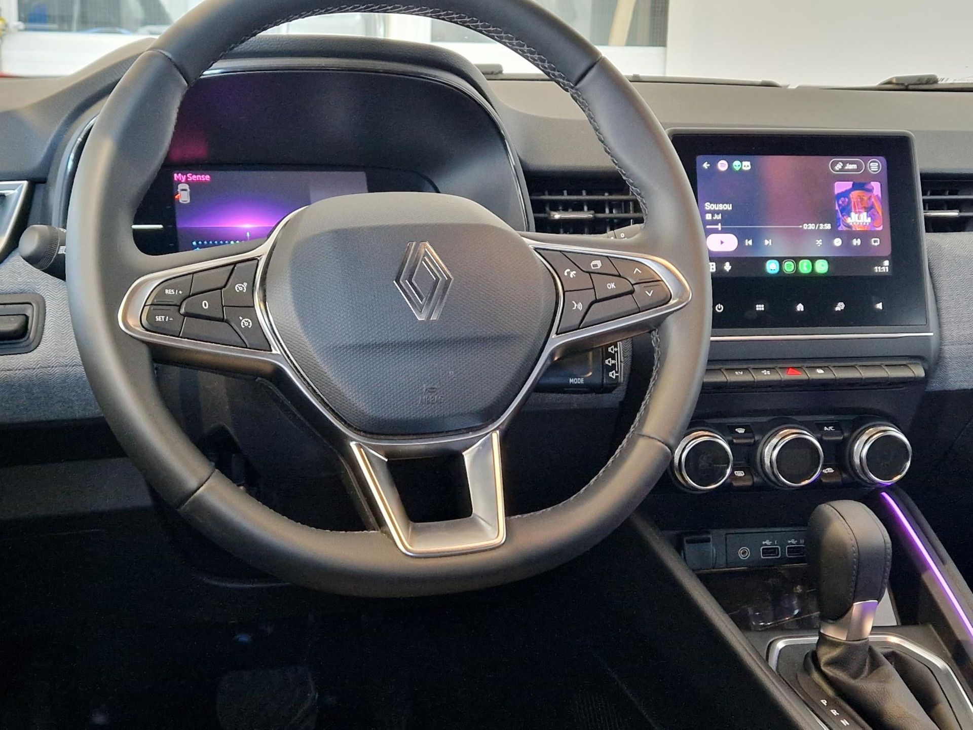 Renault Clio met kenteken JFJ-87-P – interieur