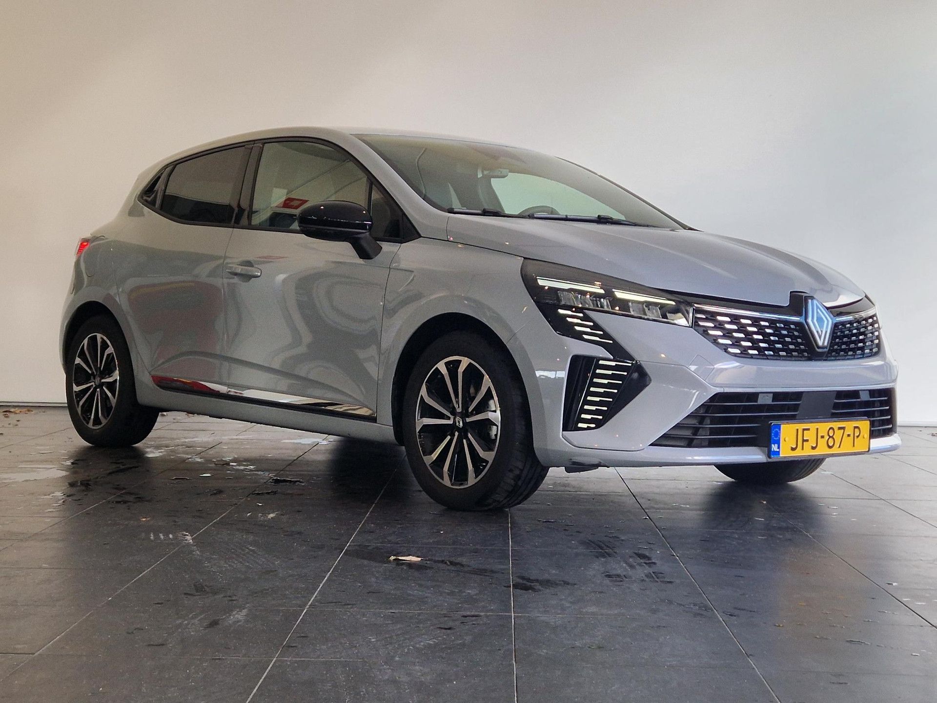 Renault Clio met kenteken JFJ-87-P – detailfoto