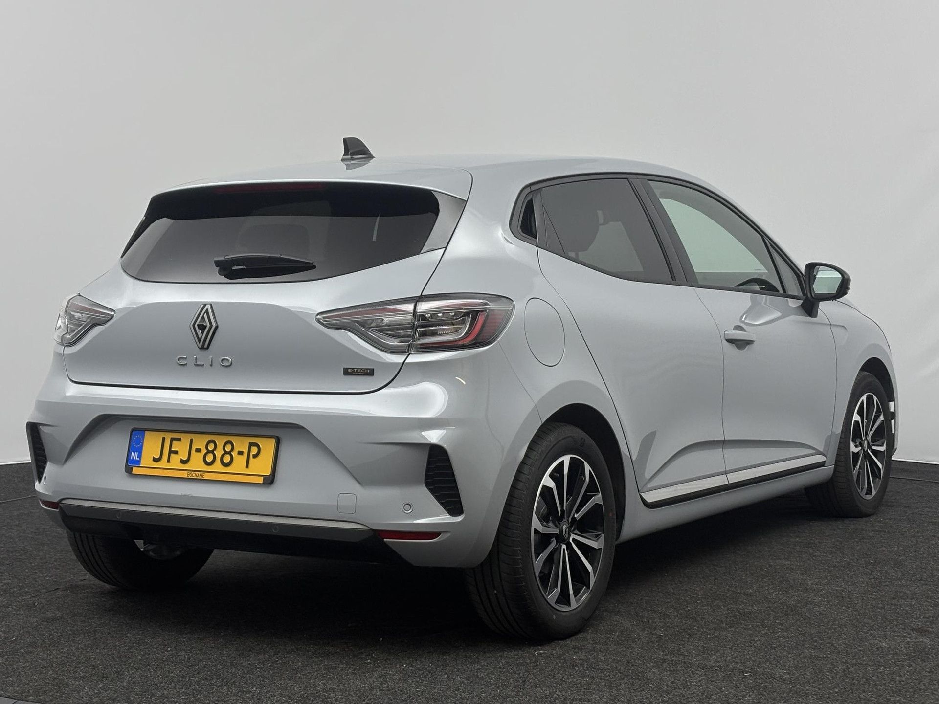 Renault Clio met kenteken JFJ-88-P – achteraanzicht