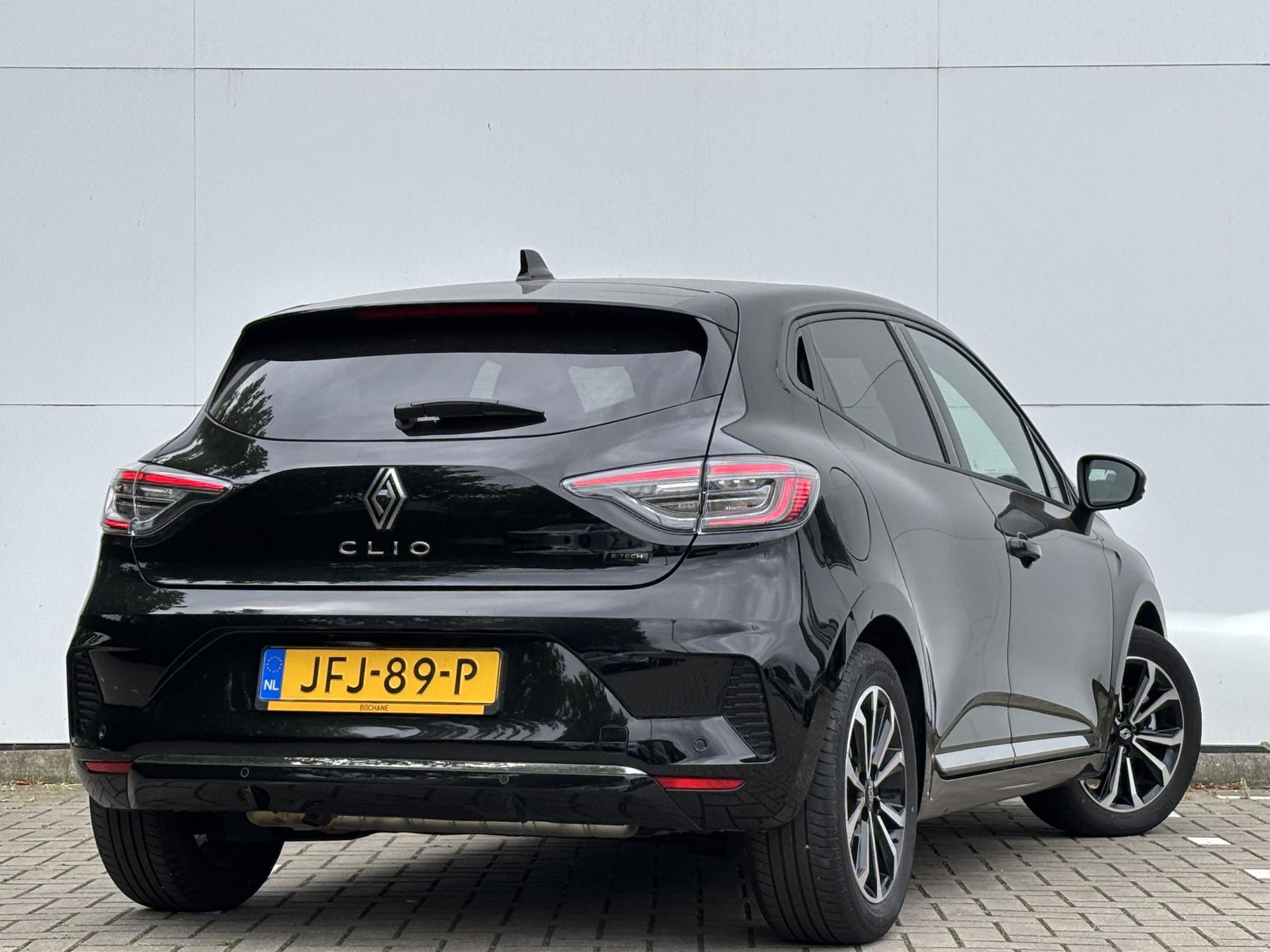 Renault Clio met kenteken JFJ-89-P – achteraanzicht