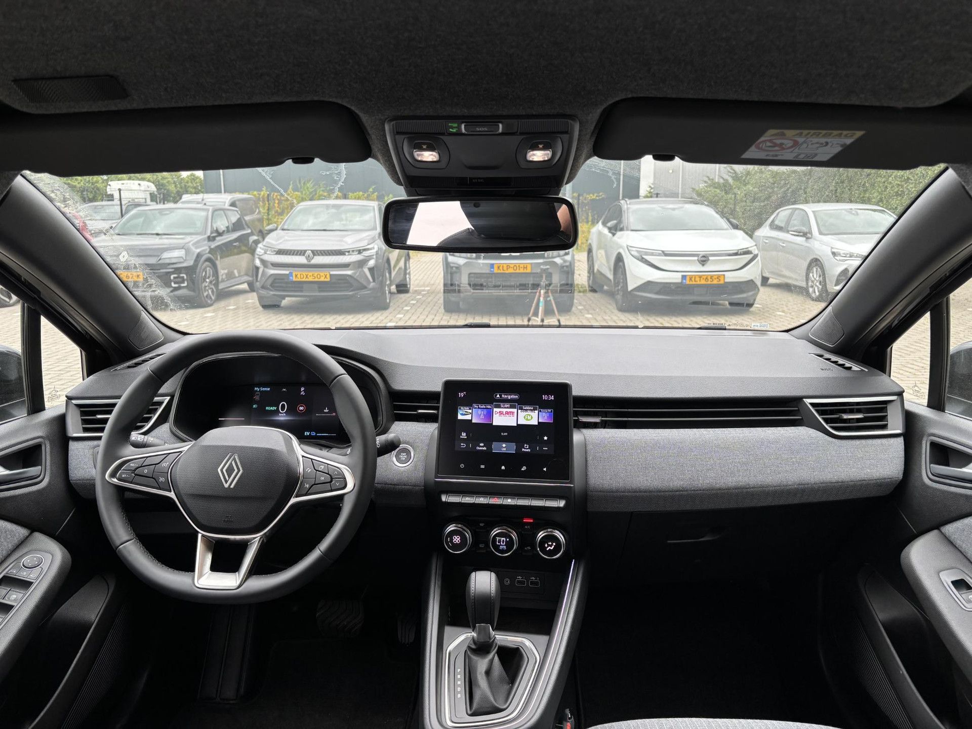 Renault Clio met kenteken JFJ-89-P – interieur
