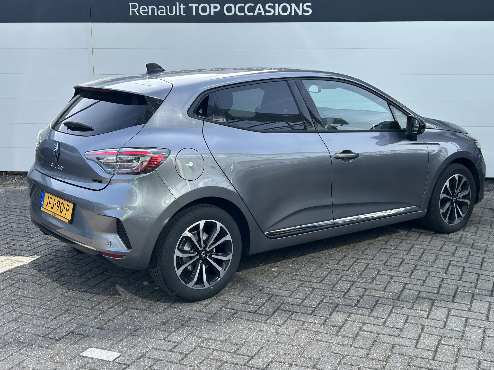 Renault Clio met kenteken JFJ-90-P – achteraanzicht