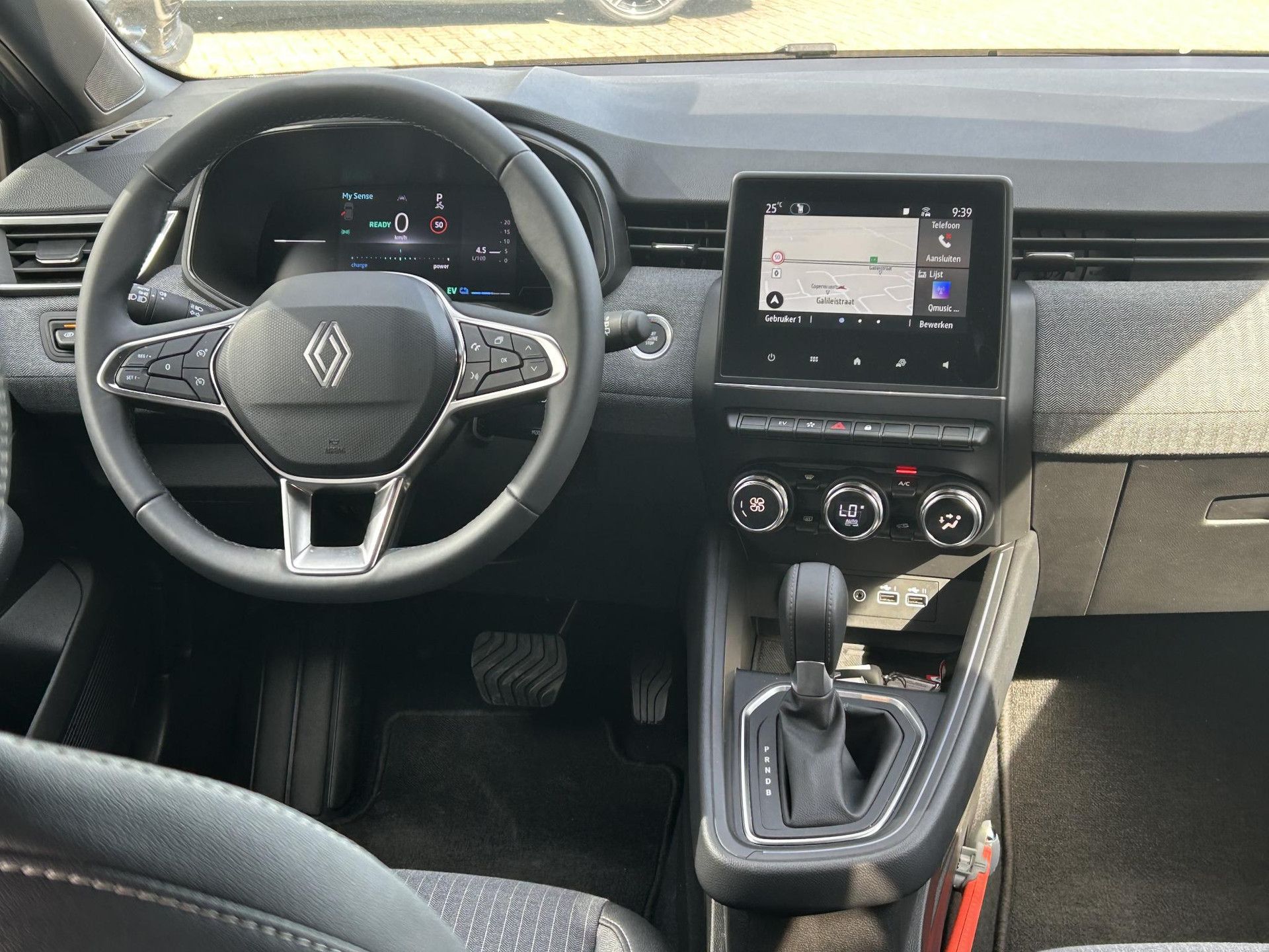 Renault Clio met kenteken JFJ-90-P – interieur