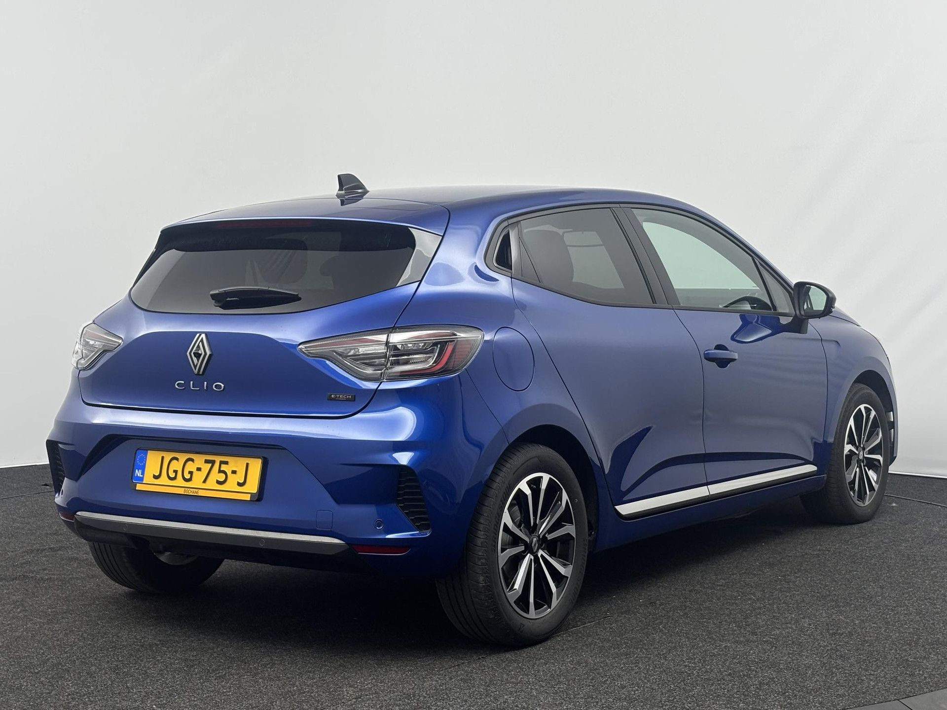 Renault Clio met kenteken JGG-75-J – achteraanzicht