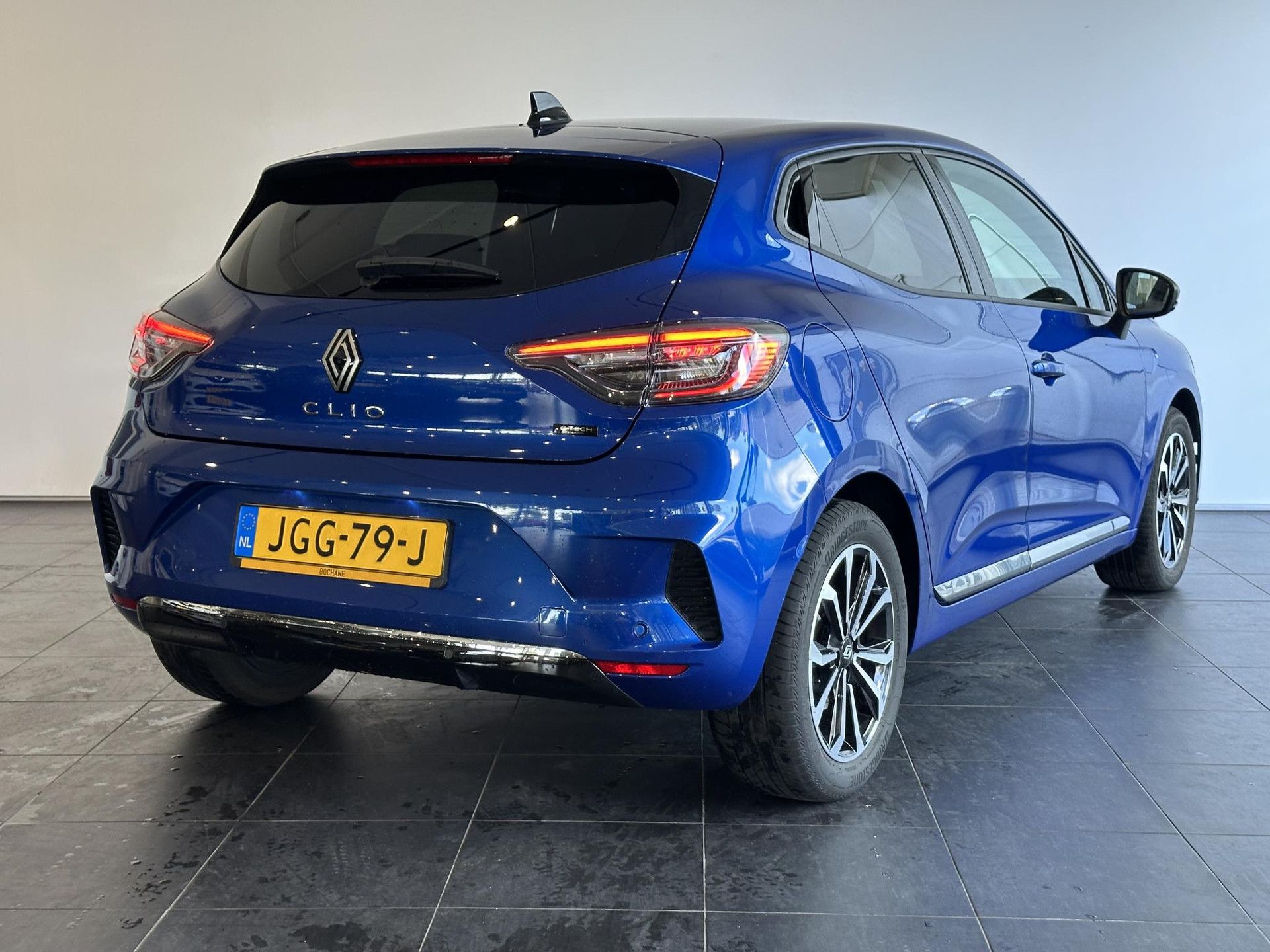 Renault Clio met kenteken JGG-79-J – achteraanzicht