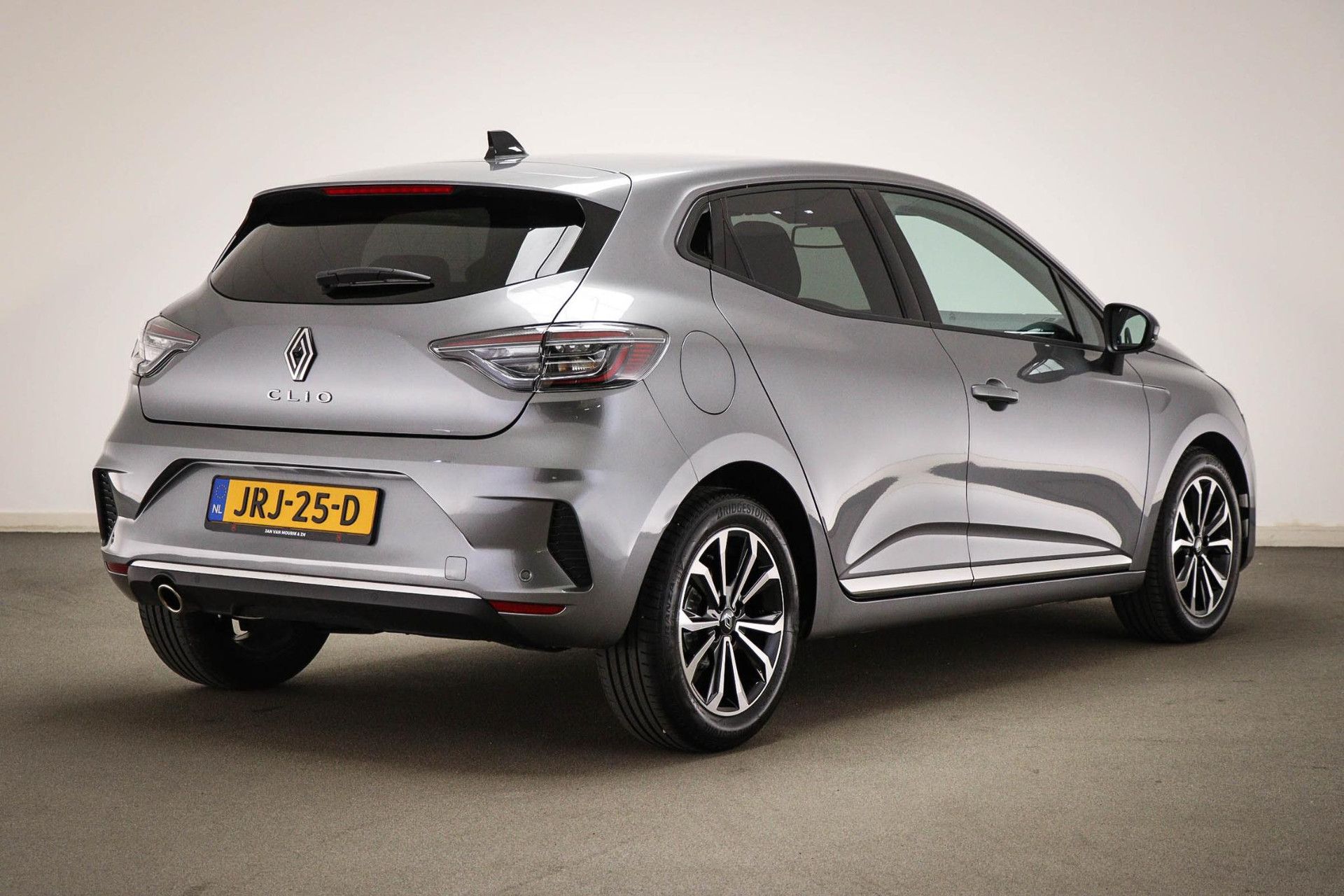 Renault Clio met kenteken JRJ-25-D – achteraanzicht