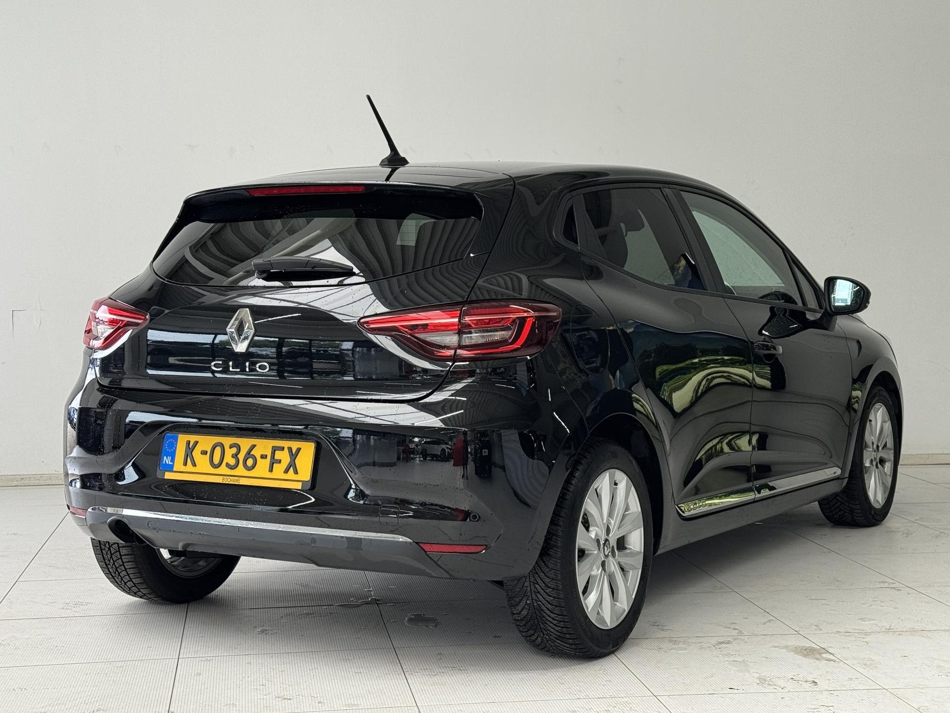 Renault Clio met kenteken K-036-FX – achteraanzicht