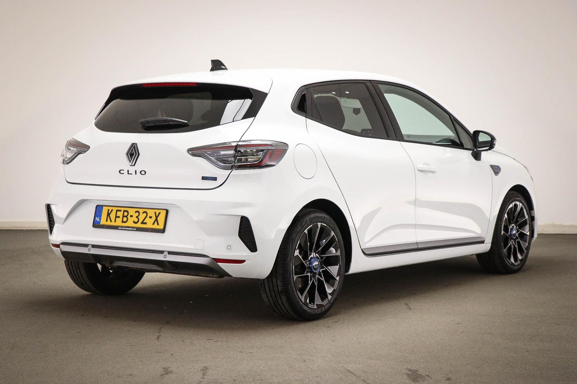 Renault Clio met kenteken KFB-32-X – achteraanzicht