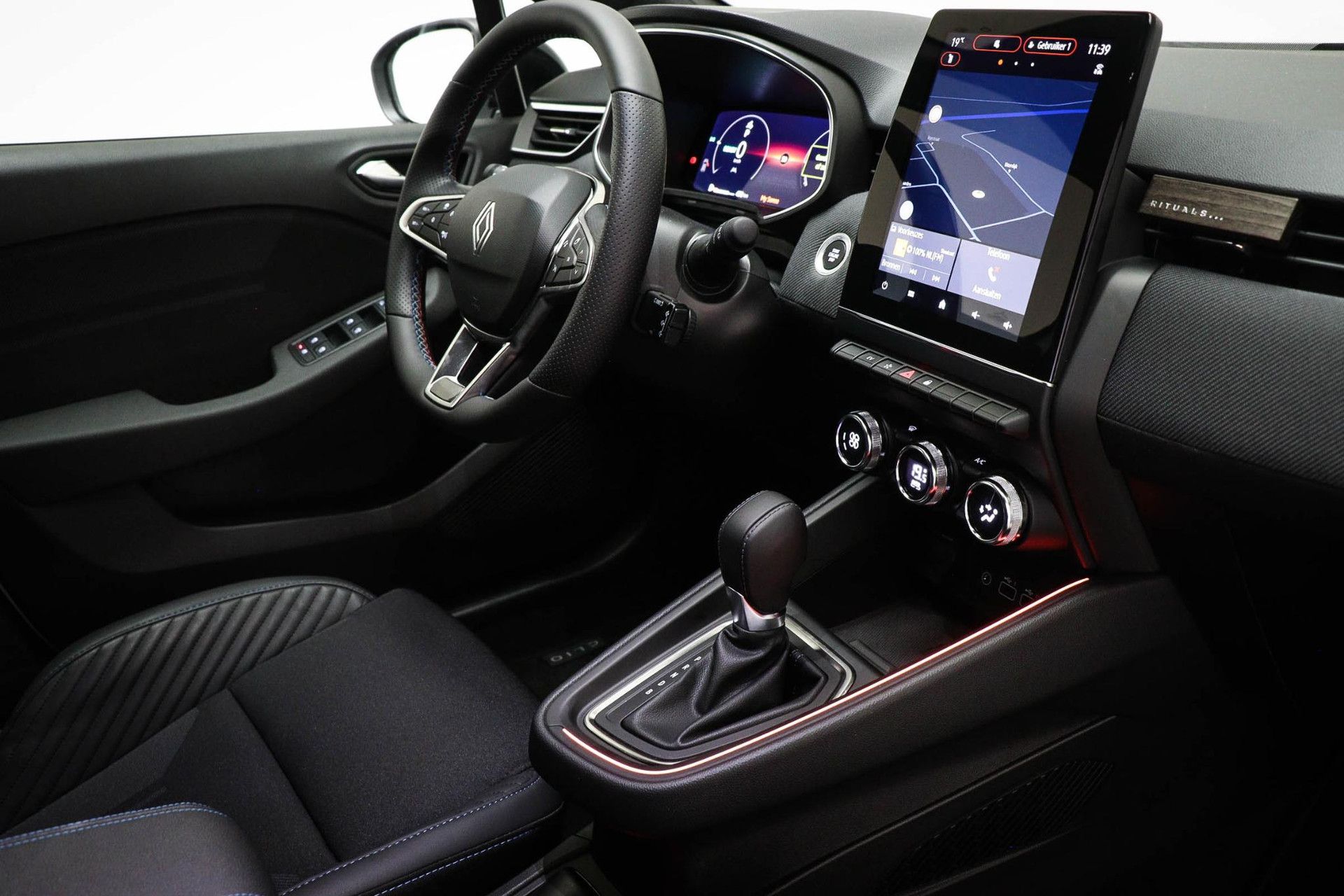 Renault Clio met kenteken KFB-32-X – interieur