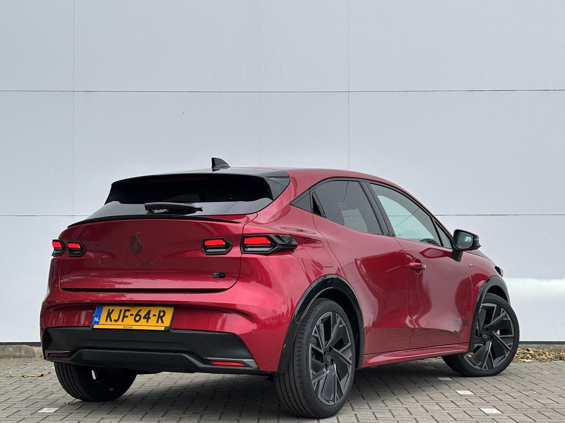 Renault Clio met kenteken KJF-64-R – achteraanzicht