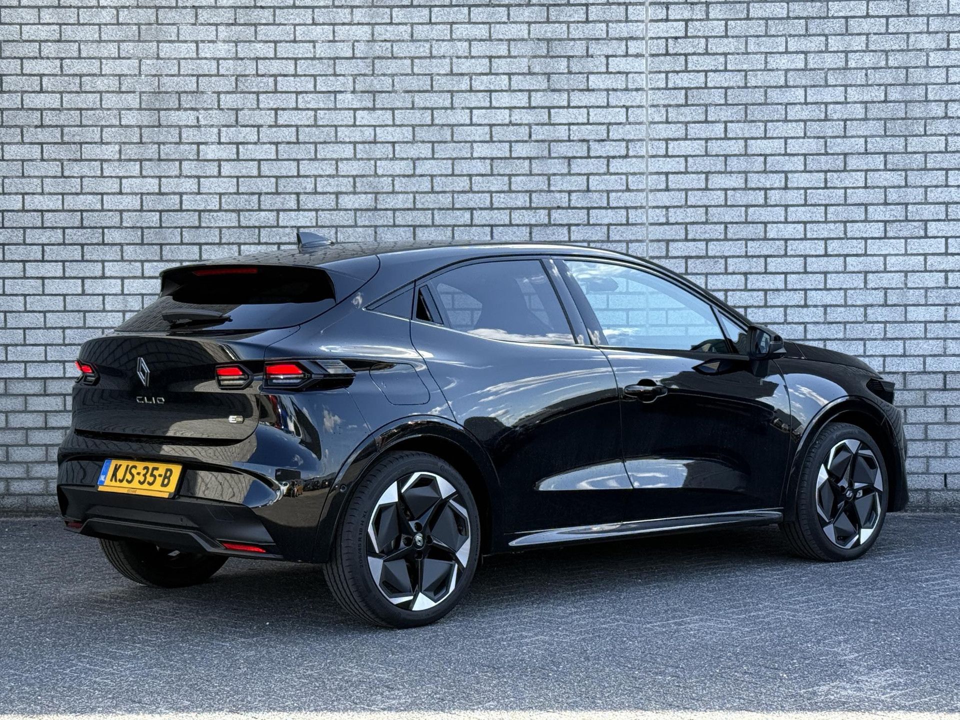 Renault Clio met kenteken KJS-35-B – achteraanzicht