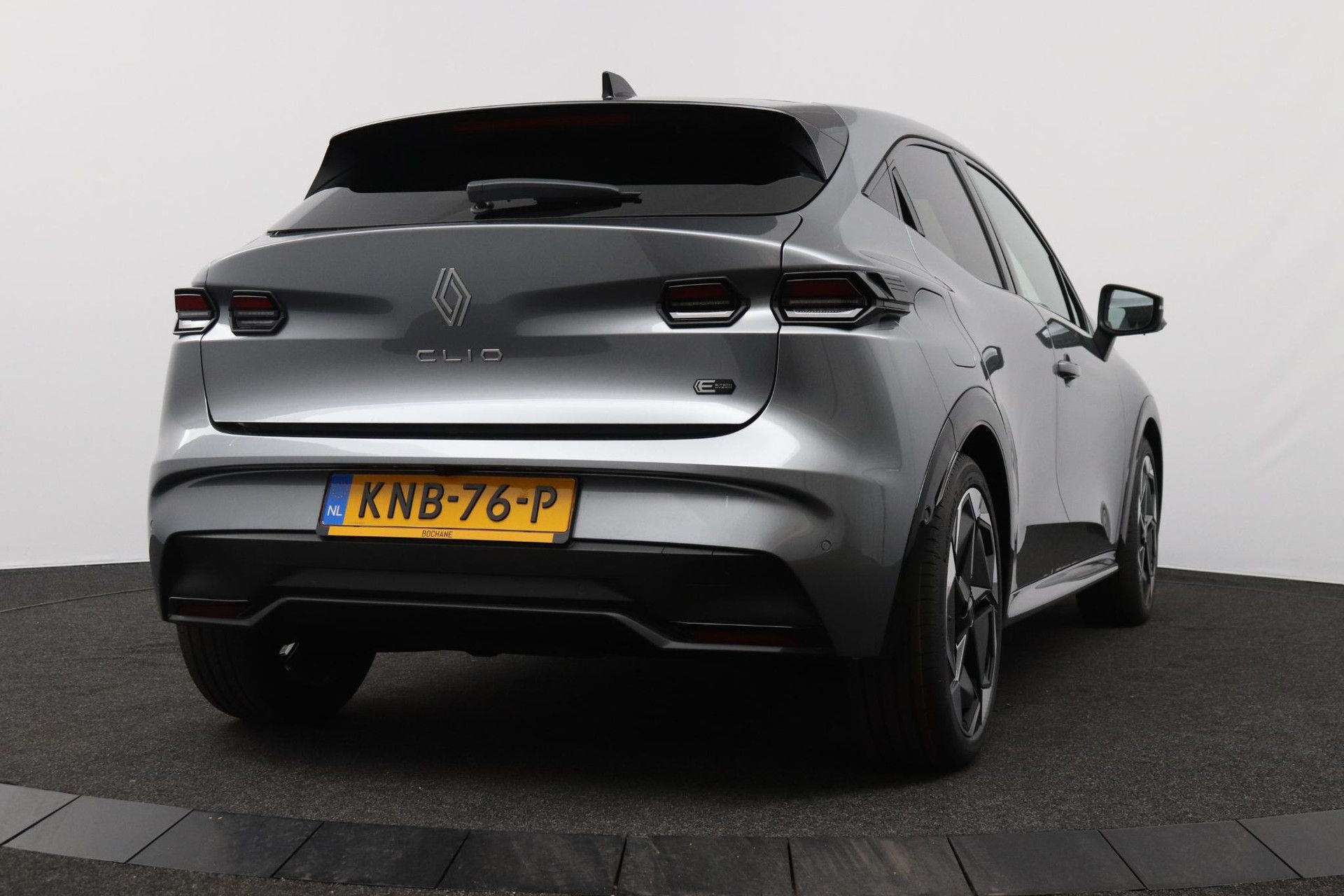 Renault Clio met kenteken KNB-76-P – achteraanzicht