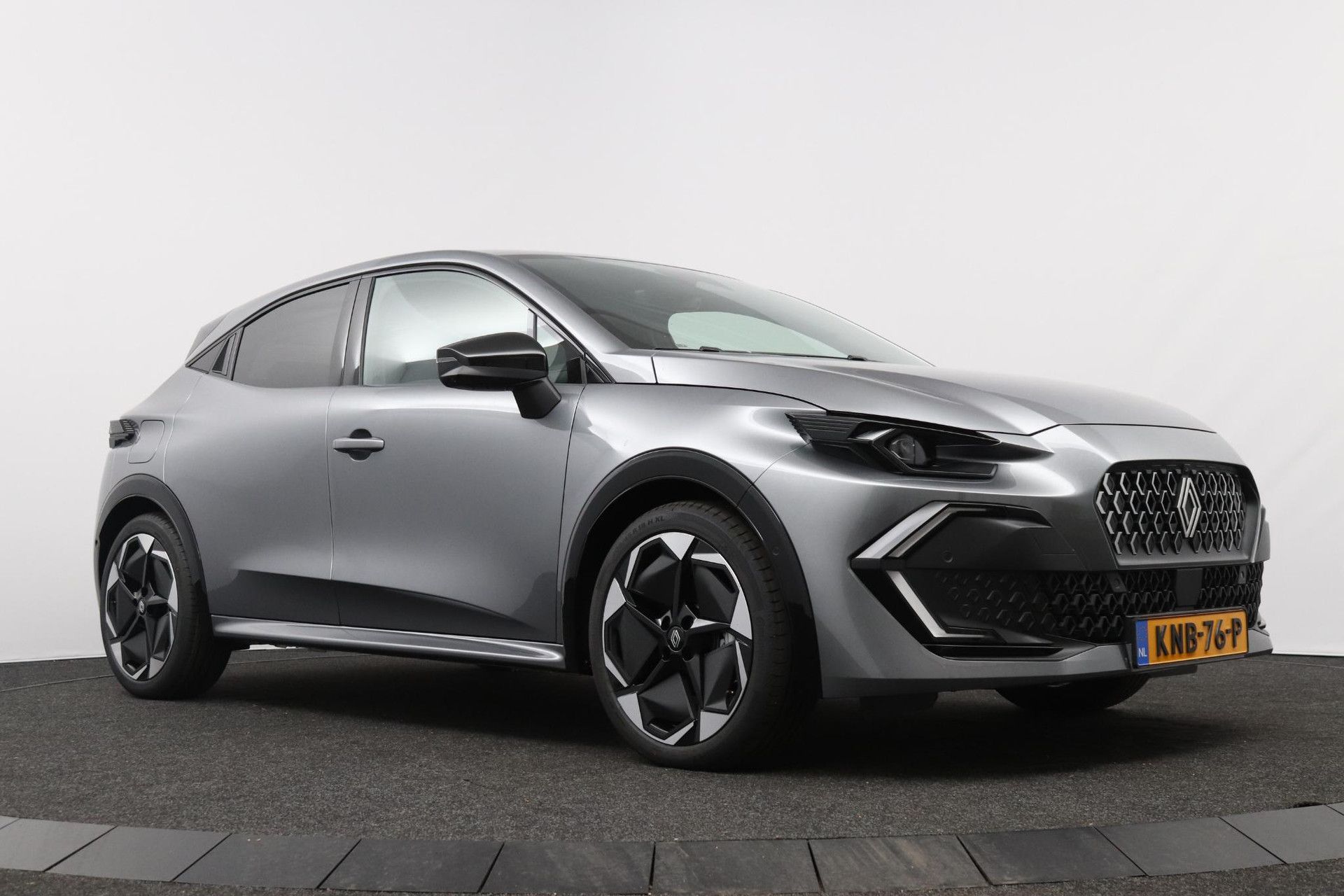 Renault Clio met kenteken KNB-76-P – detailfoto