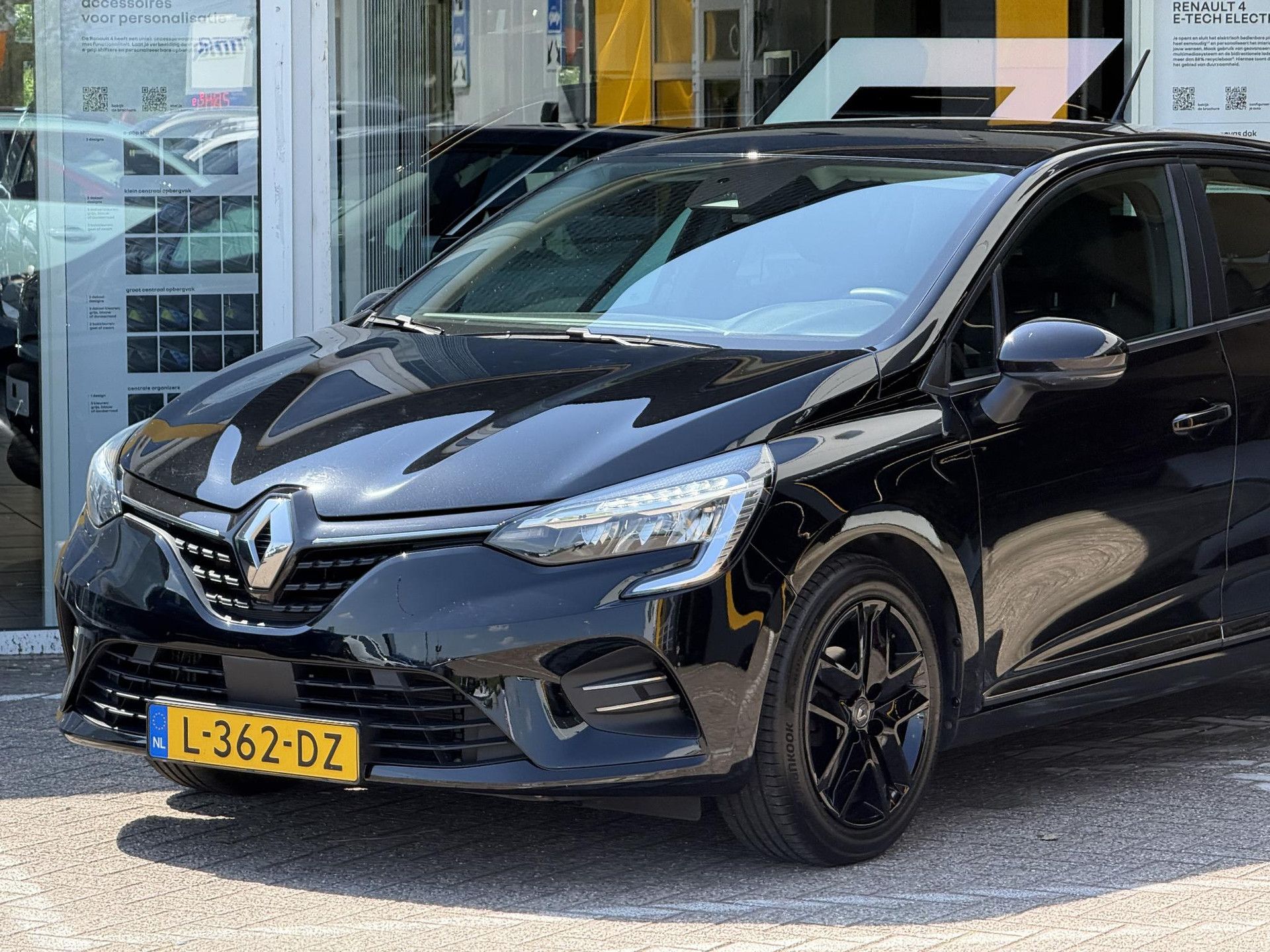Renault Clio met kenteken L-362-DZ – interieur