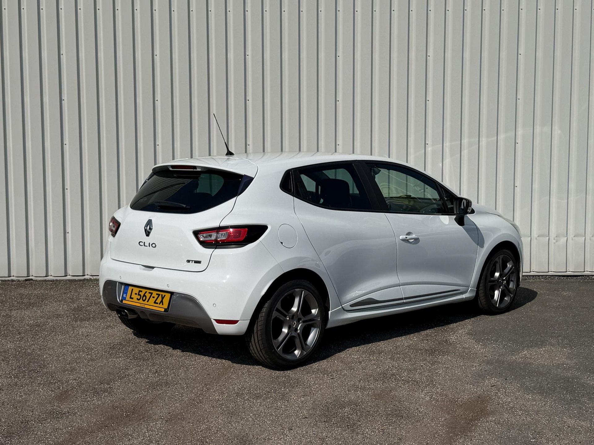 Renault Clio met kenteken L-567-ZX – achteraanzicht
