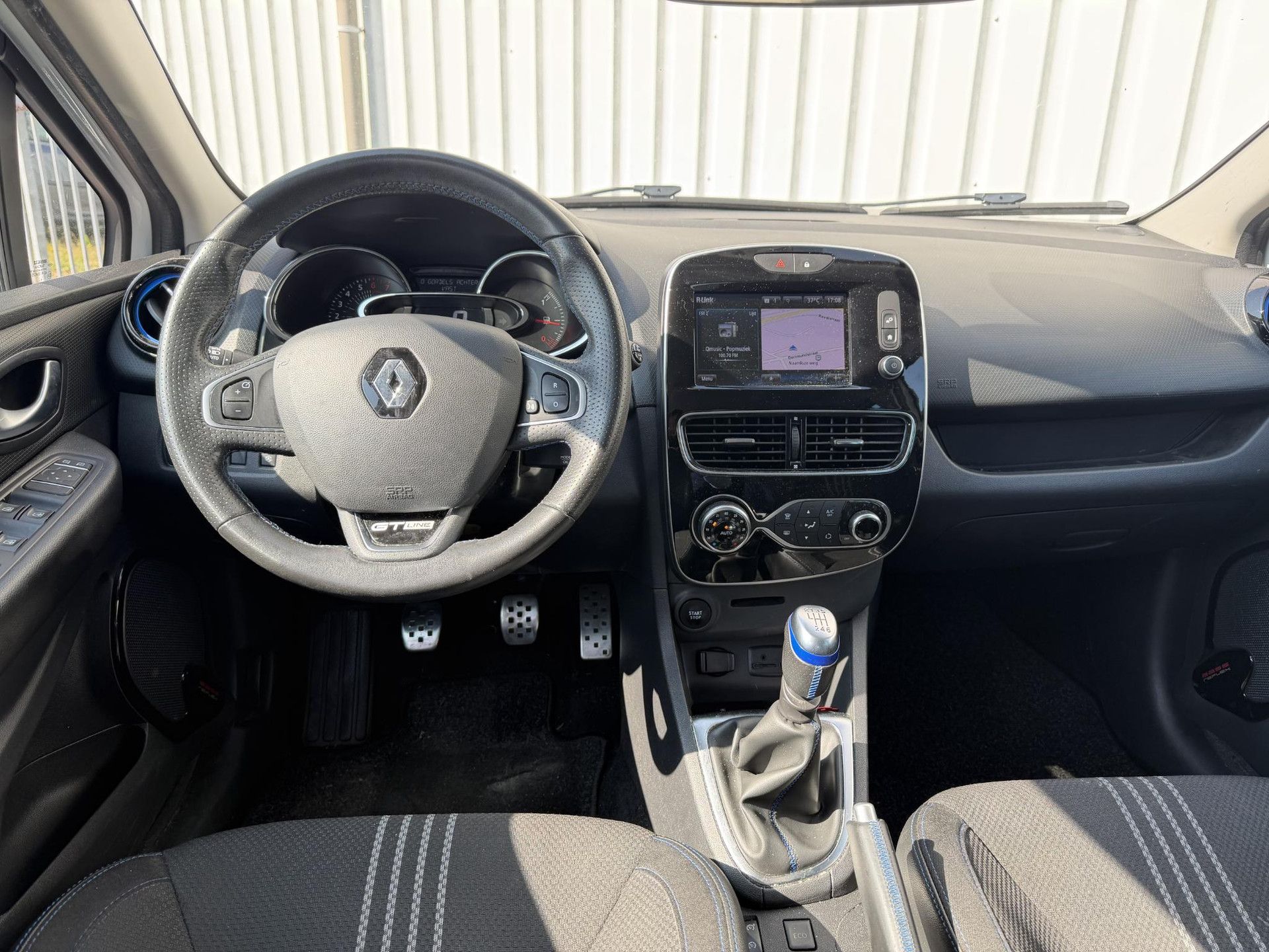 Renault Clio met kenteken L-567-ZX – interieur
