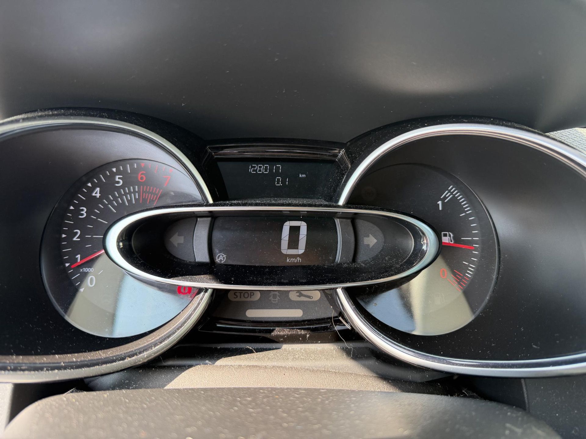 Renault Clio met kenteken L-567-ZX – dashboard