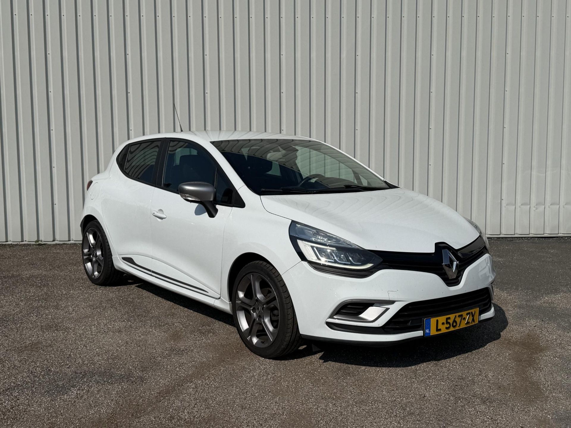 Renault Clio met kenteken L-567-ZX – detailfoto
