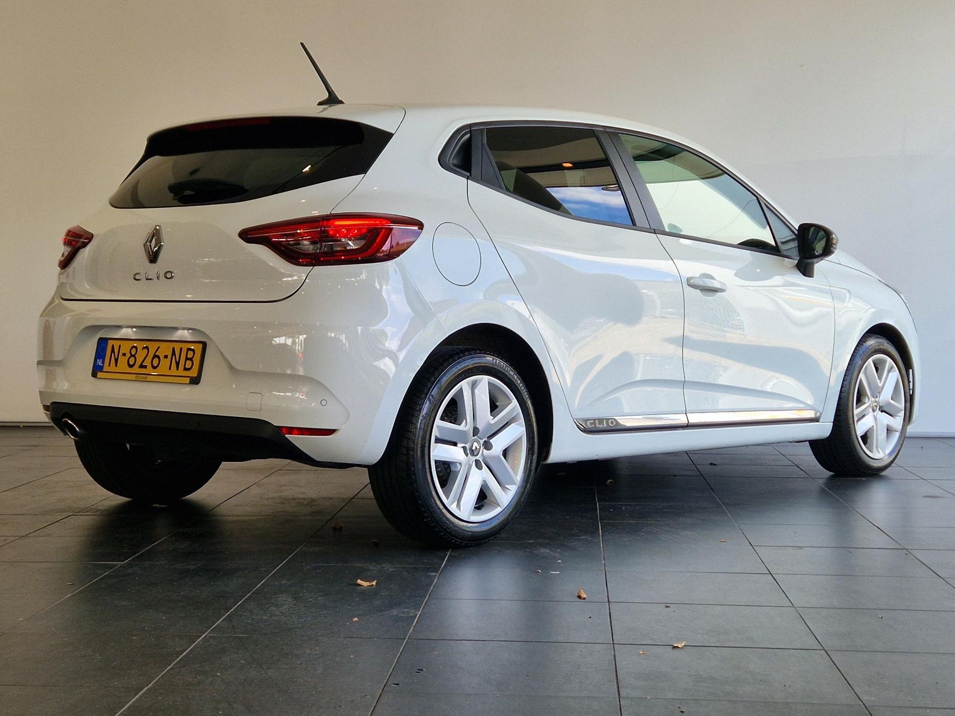 Renault Clio met kenteken N-826-NB – achteraanzicht