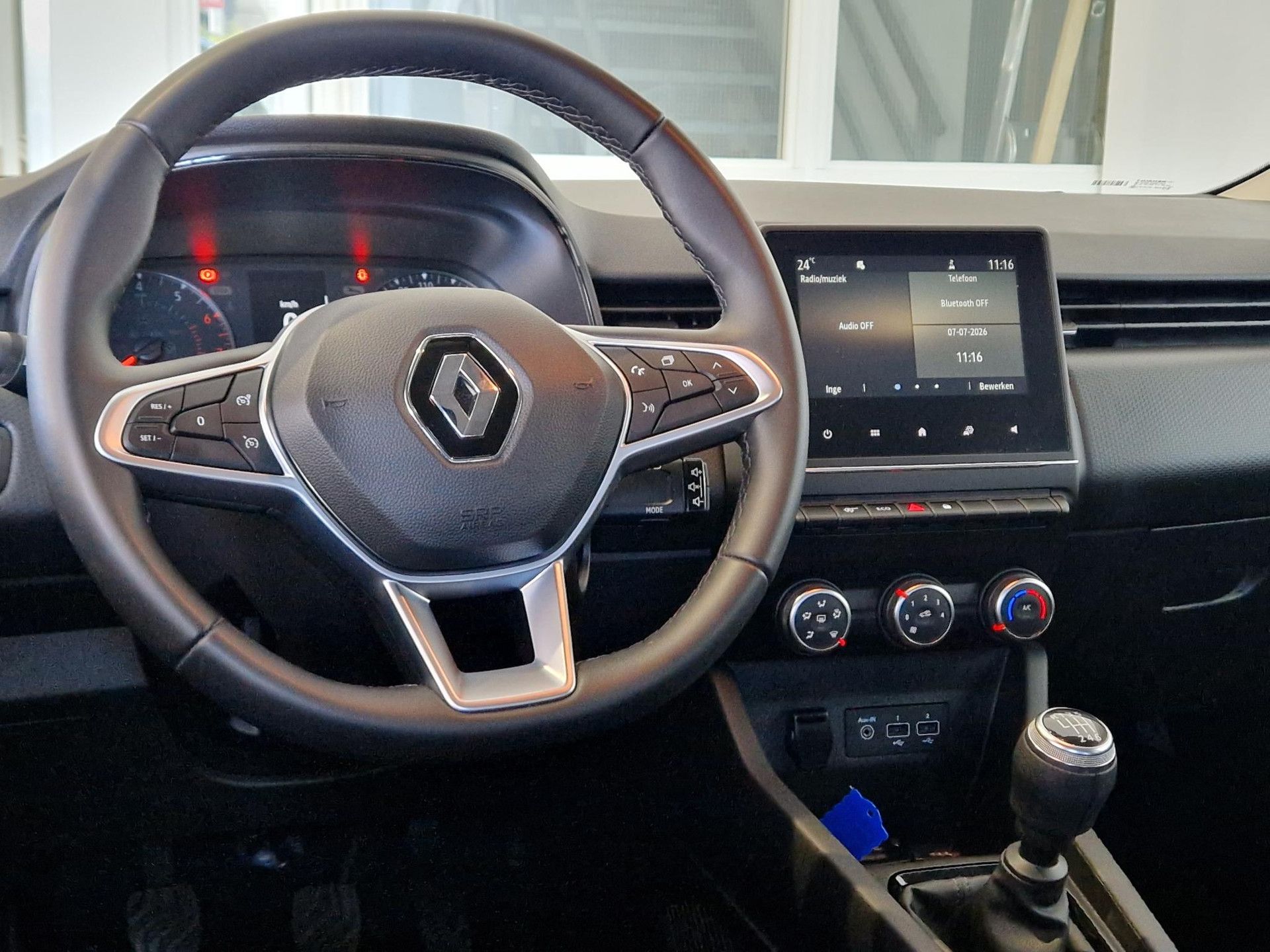 Renault Clio met kenteken N-826-NB – interieur