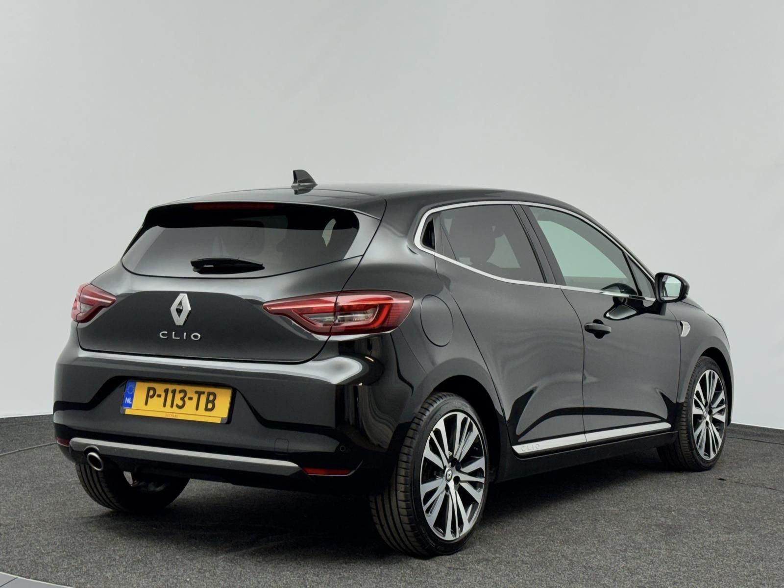 Renault Clio met kenteken P-113-TB – achteraanzicht