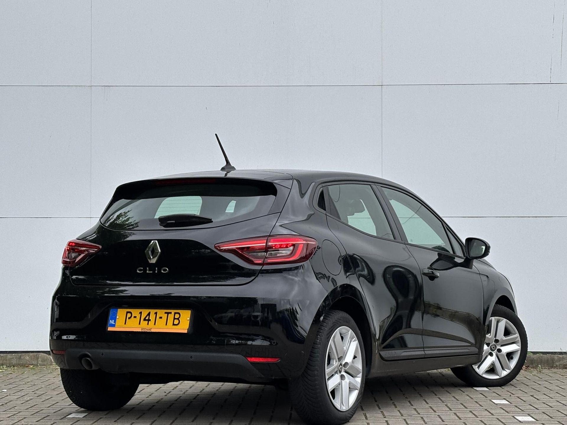 Renault Clio met kenteken P-141-TB – achteraanzicht