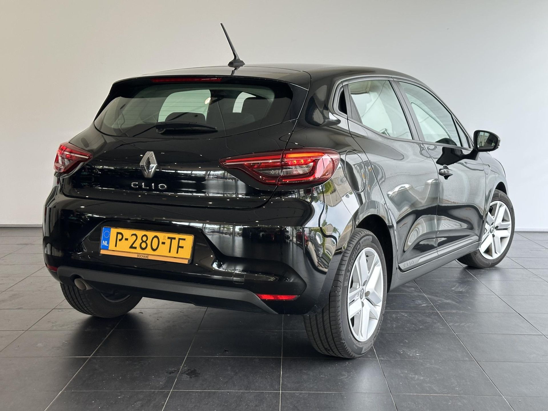 Renault Clio met kenteken P-280-TF – achteraanzicht